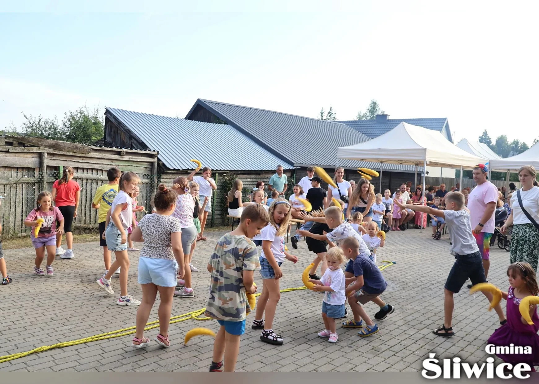 dzieci bawią się na placu