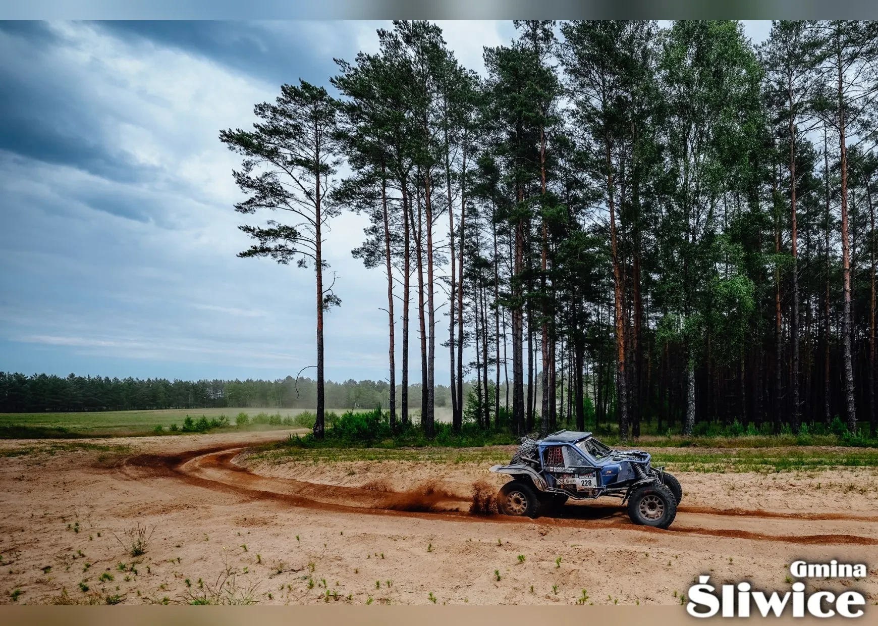 przejazd samochodu na piaszczystym terenie