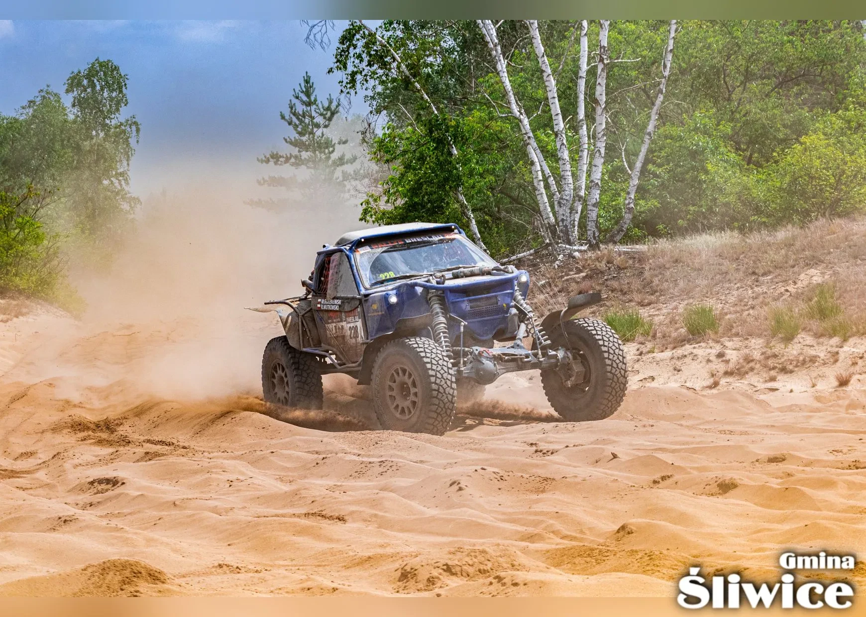 samochód na bardzo piaszczystej drodze