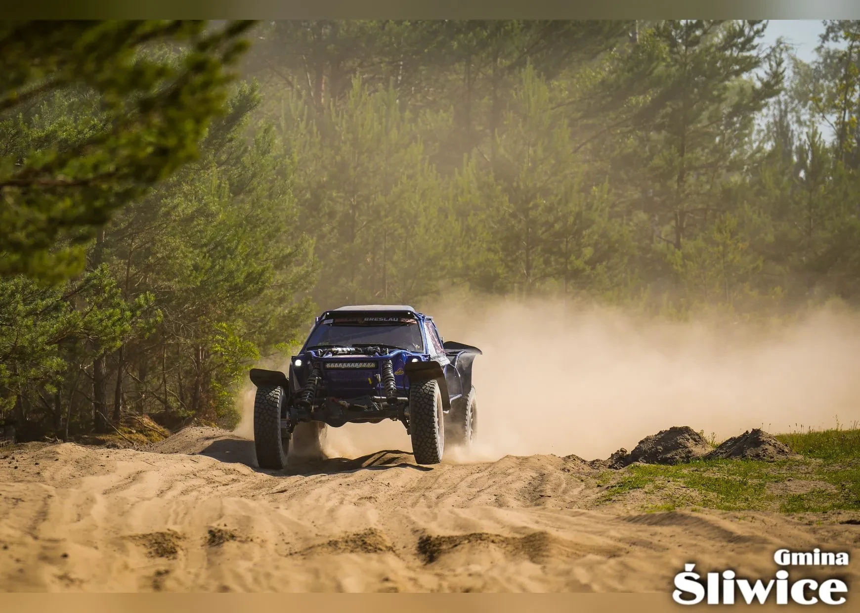 samochód unosi sie w powietrzu