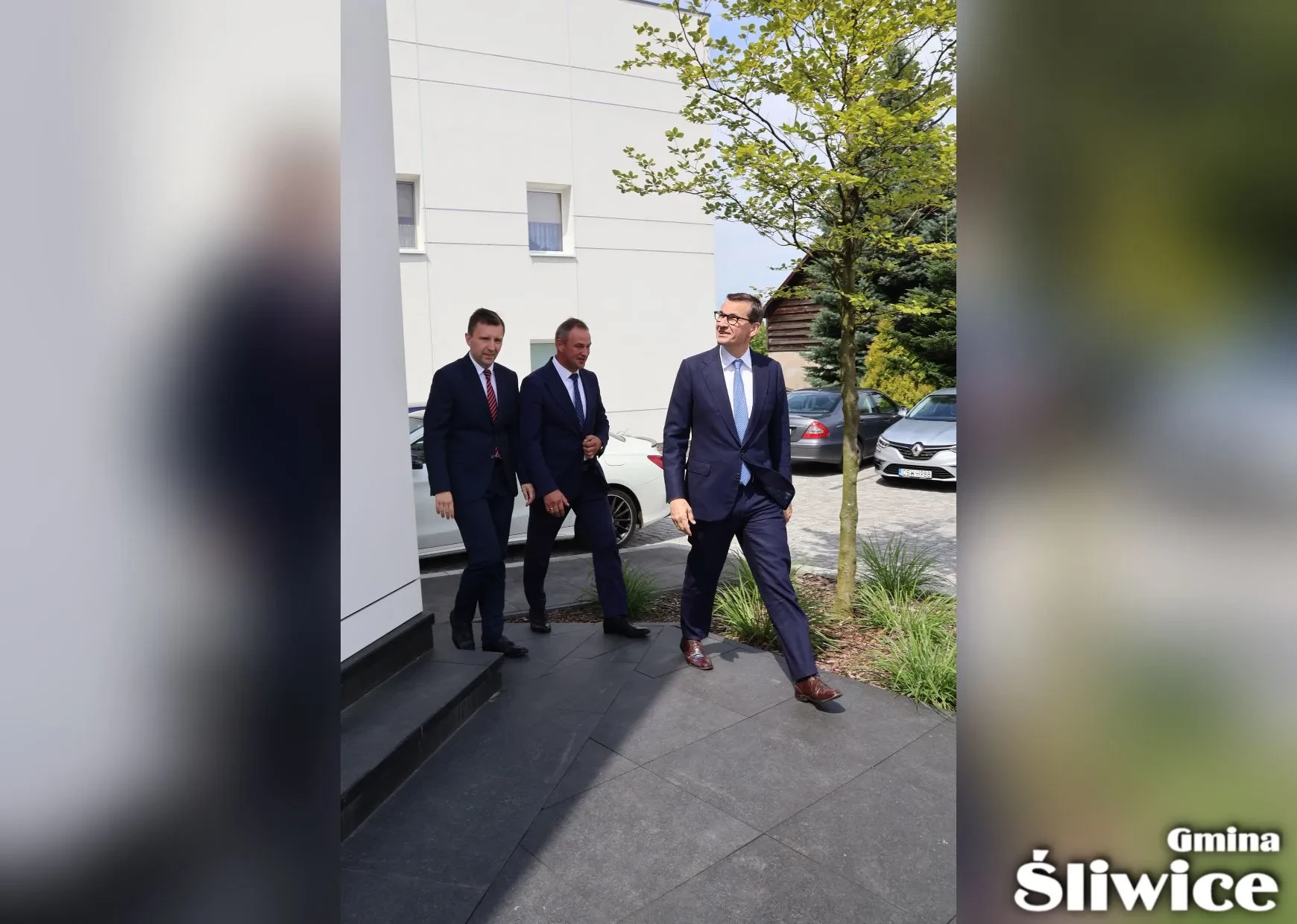 morawiecki i schreiber przed urzędem