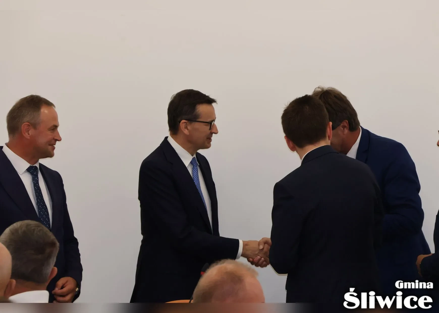 morawiecki wita się z zebranymi na sali
