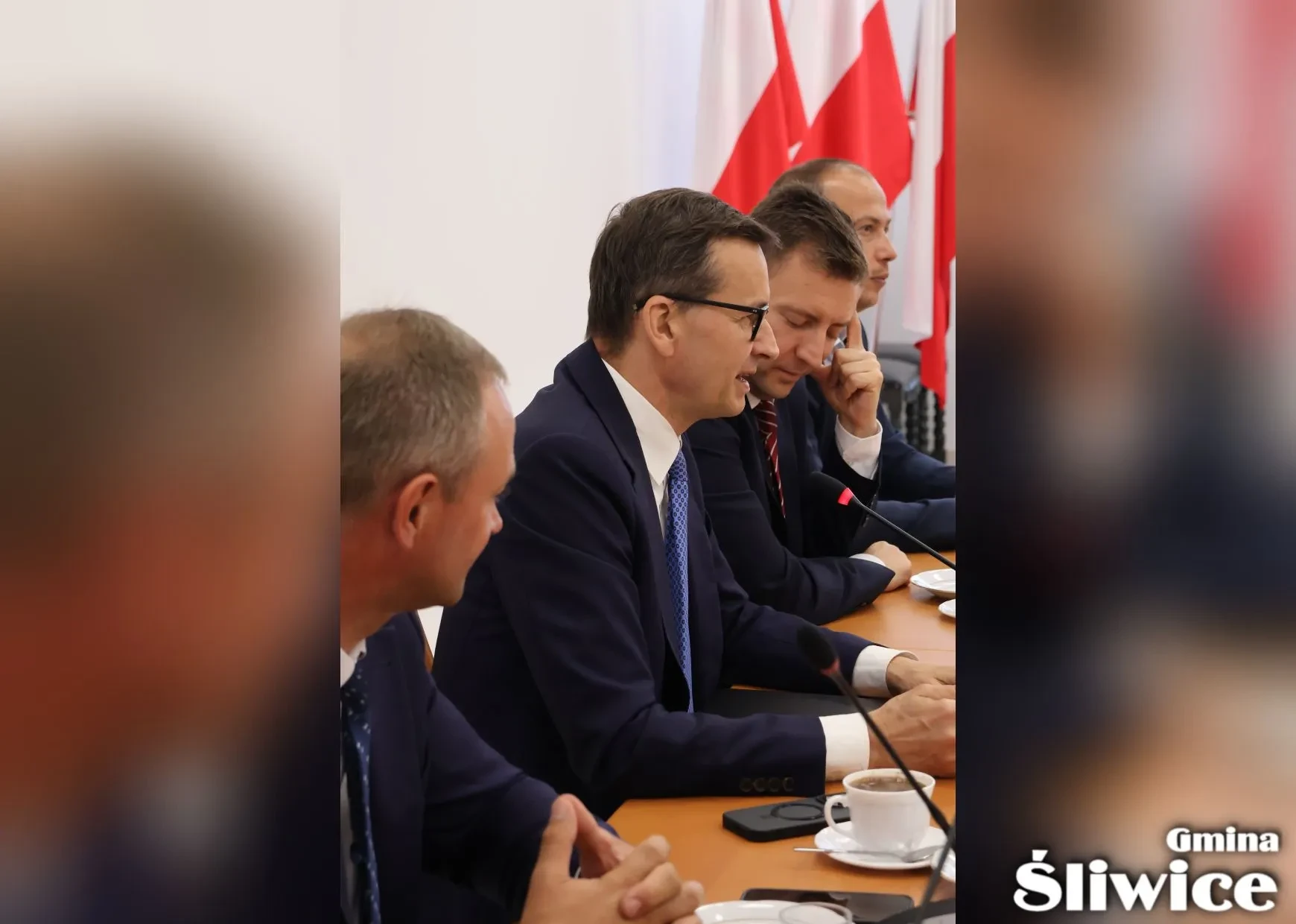 morawiecki mówi do zebranych