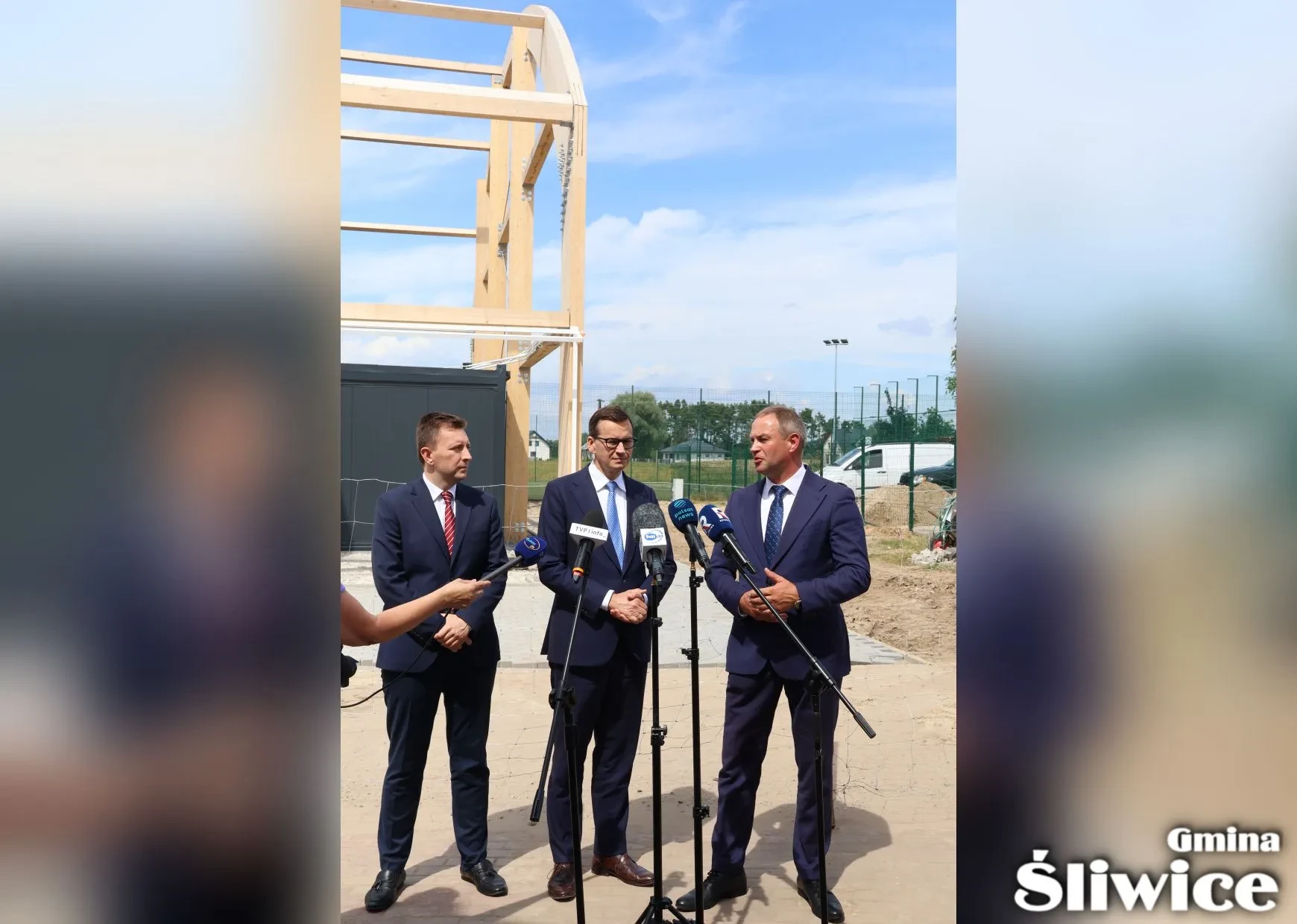 wójt przemawia do mikrofonu