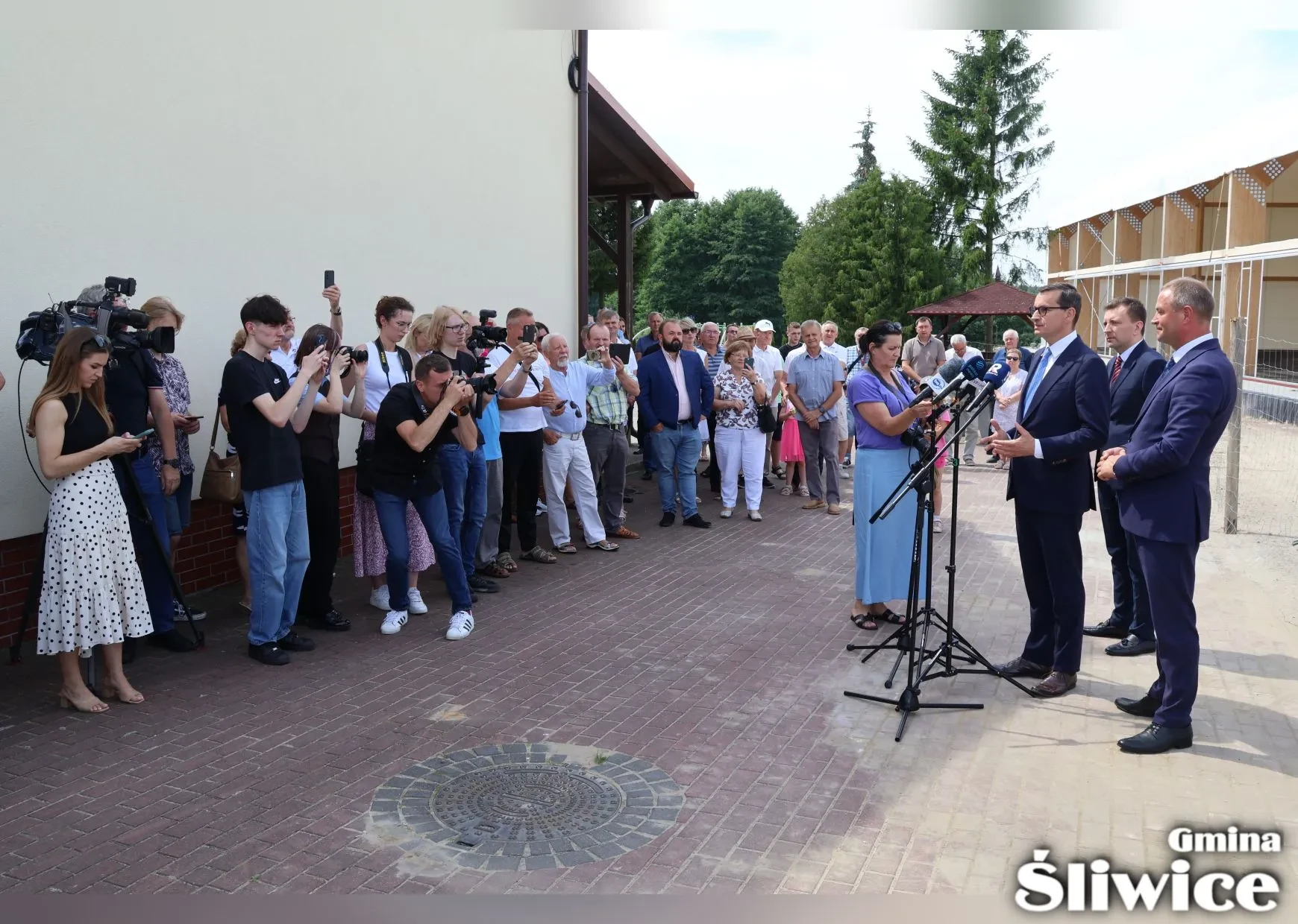 morawiecki mówi do mikrofonów