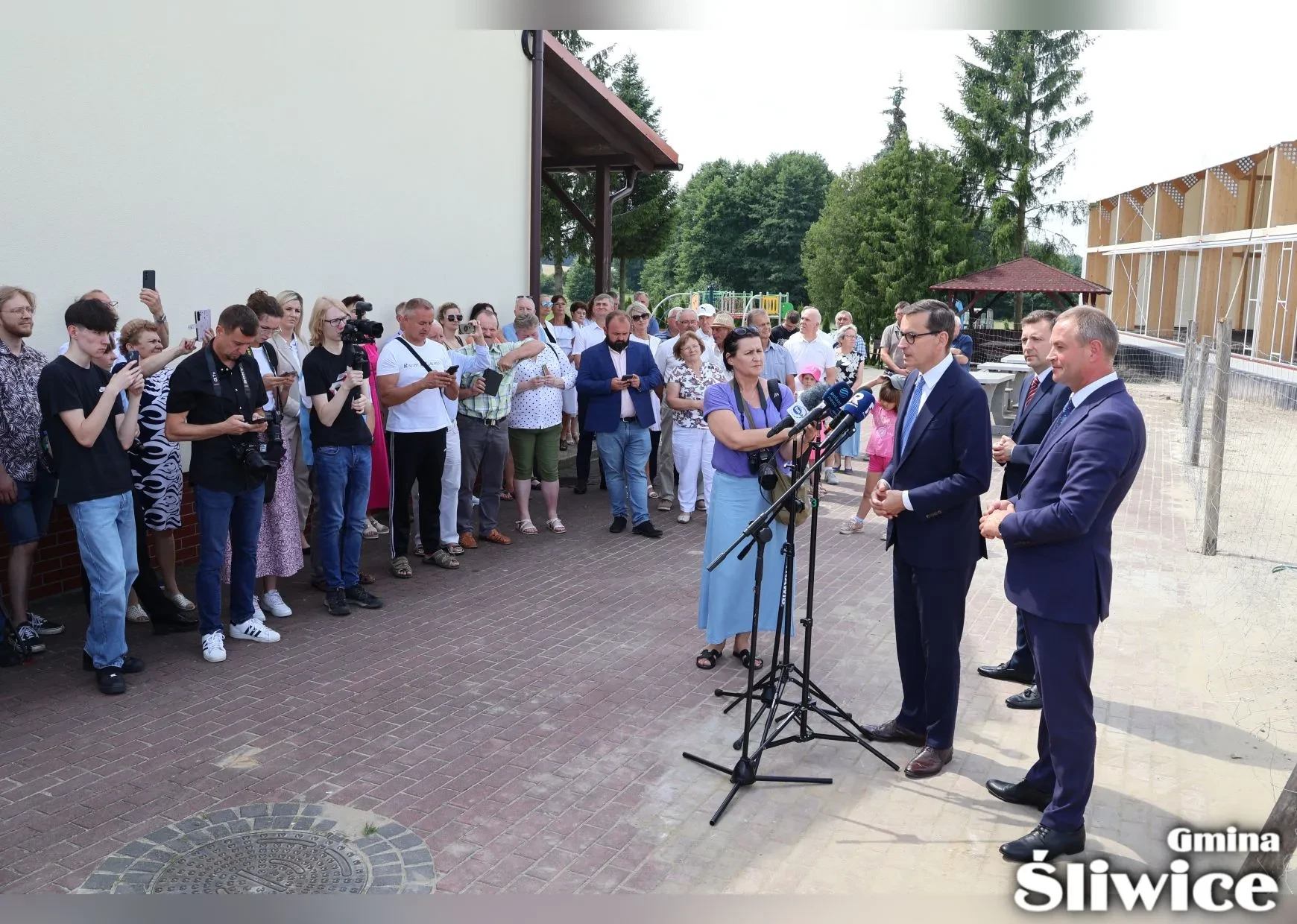 morawiecki mówi do mikrofonów