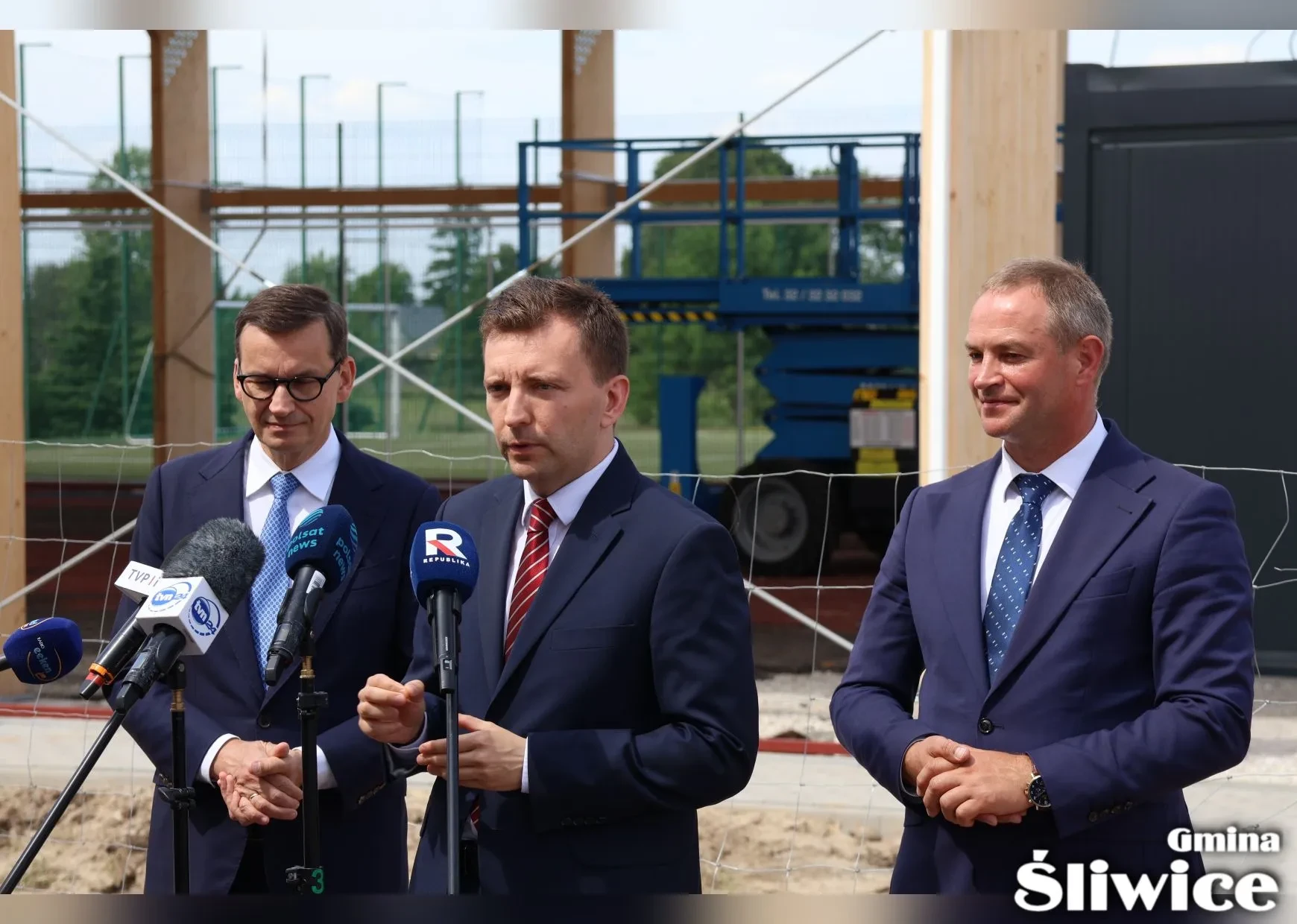 łukasz schreiber mówi do mikrofonów