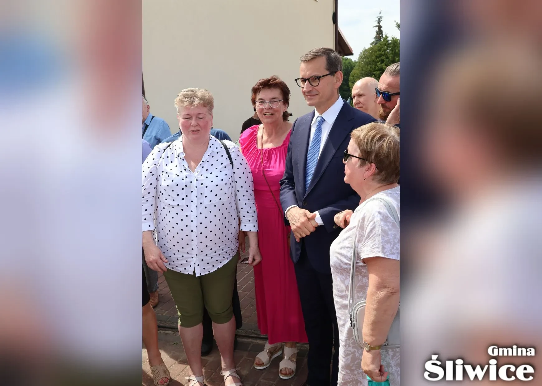 wspólne zdjęcie mieszkańców z ministrem