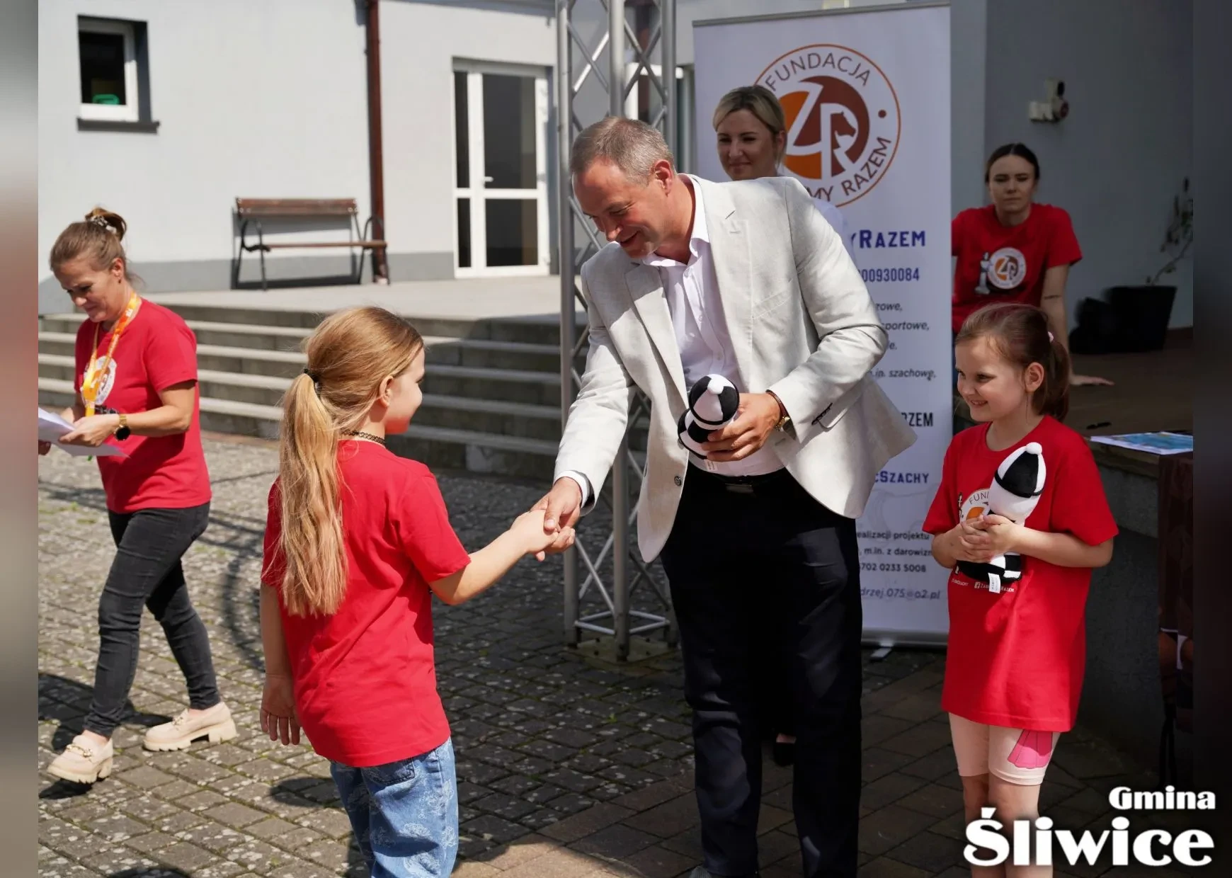 wręczenie nagrody dziewczynce