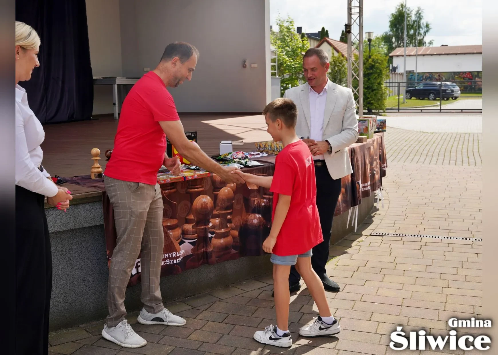 chłopiec odbiera gratulacje od prowadzacego