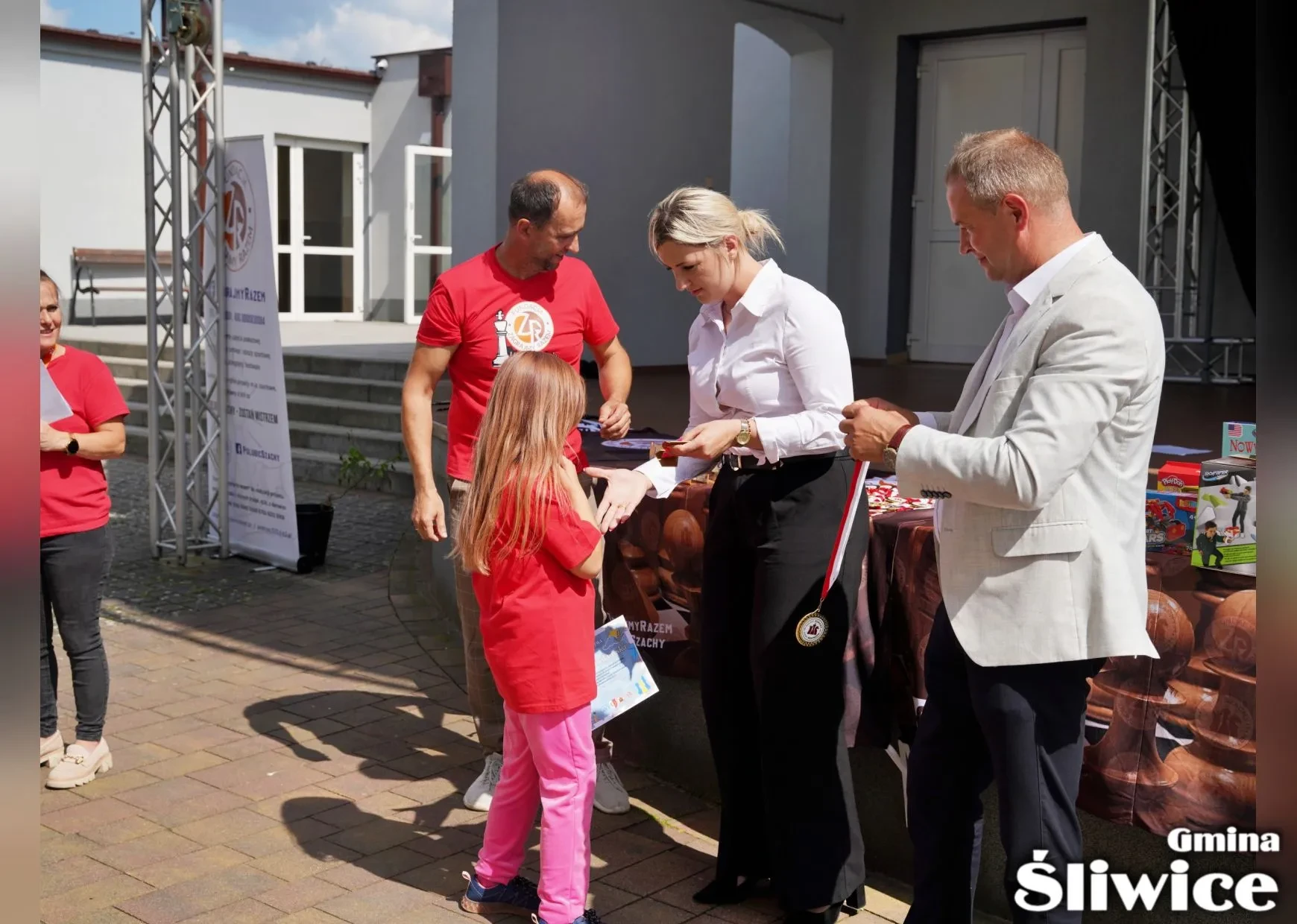 dziewczynka odbiera nagrodę