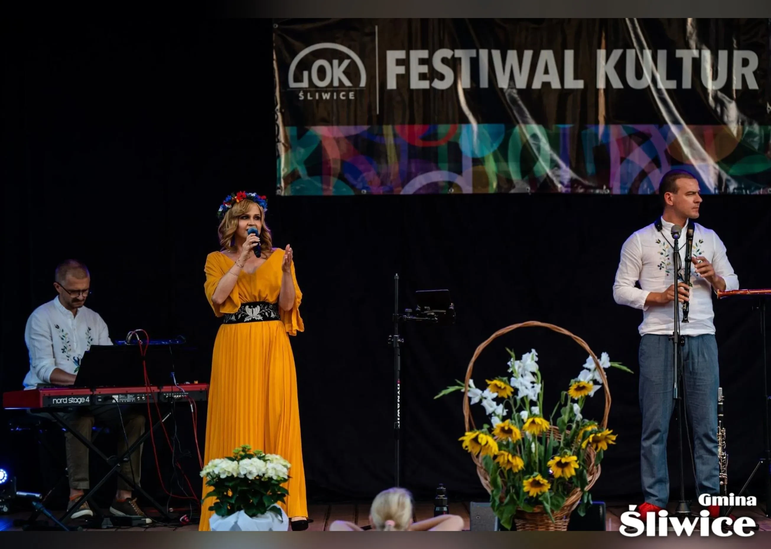weronika korthals z dwoma mężczyznami na scenie