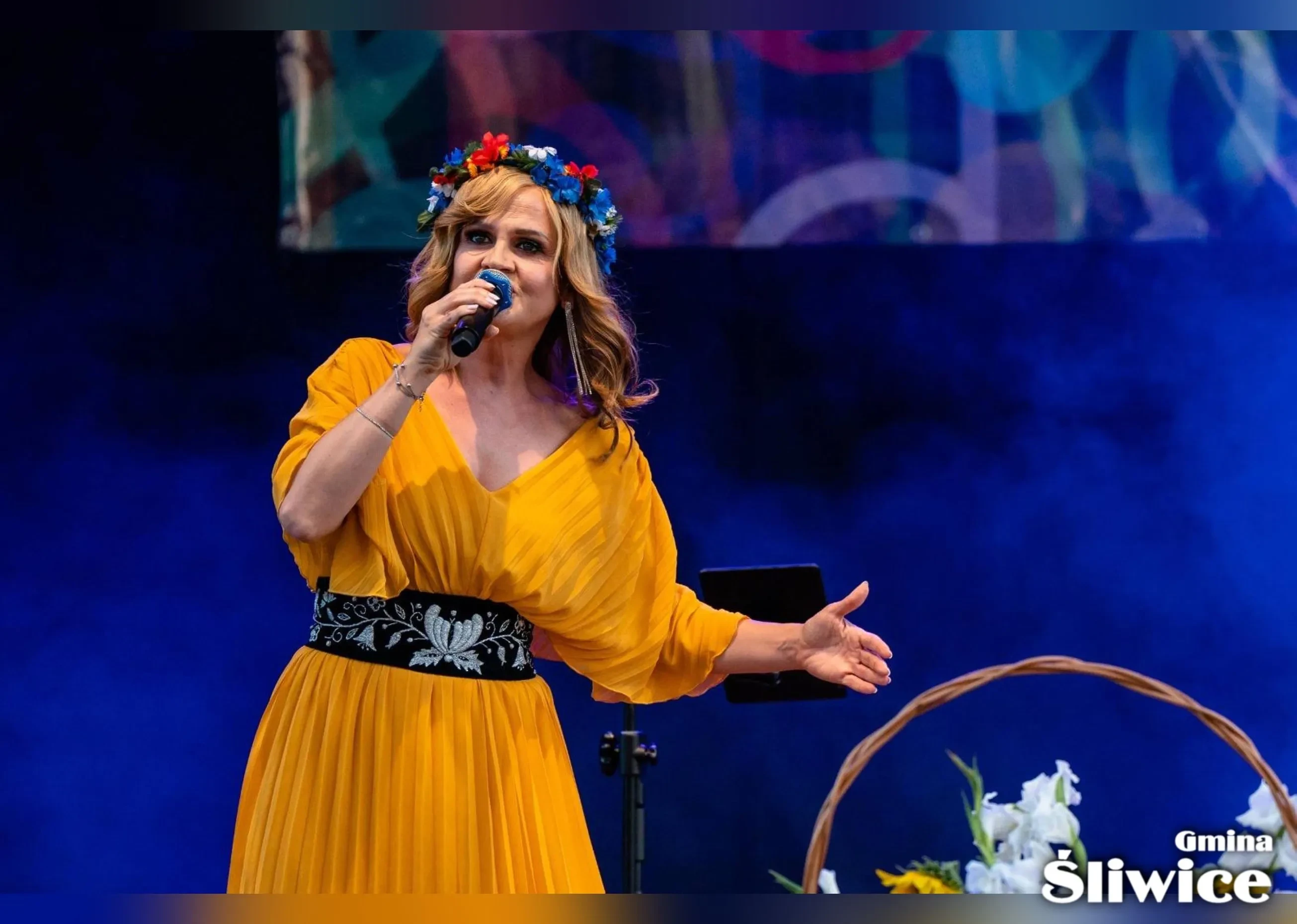 weronika korthals śpiewa na scenie