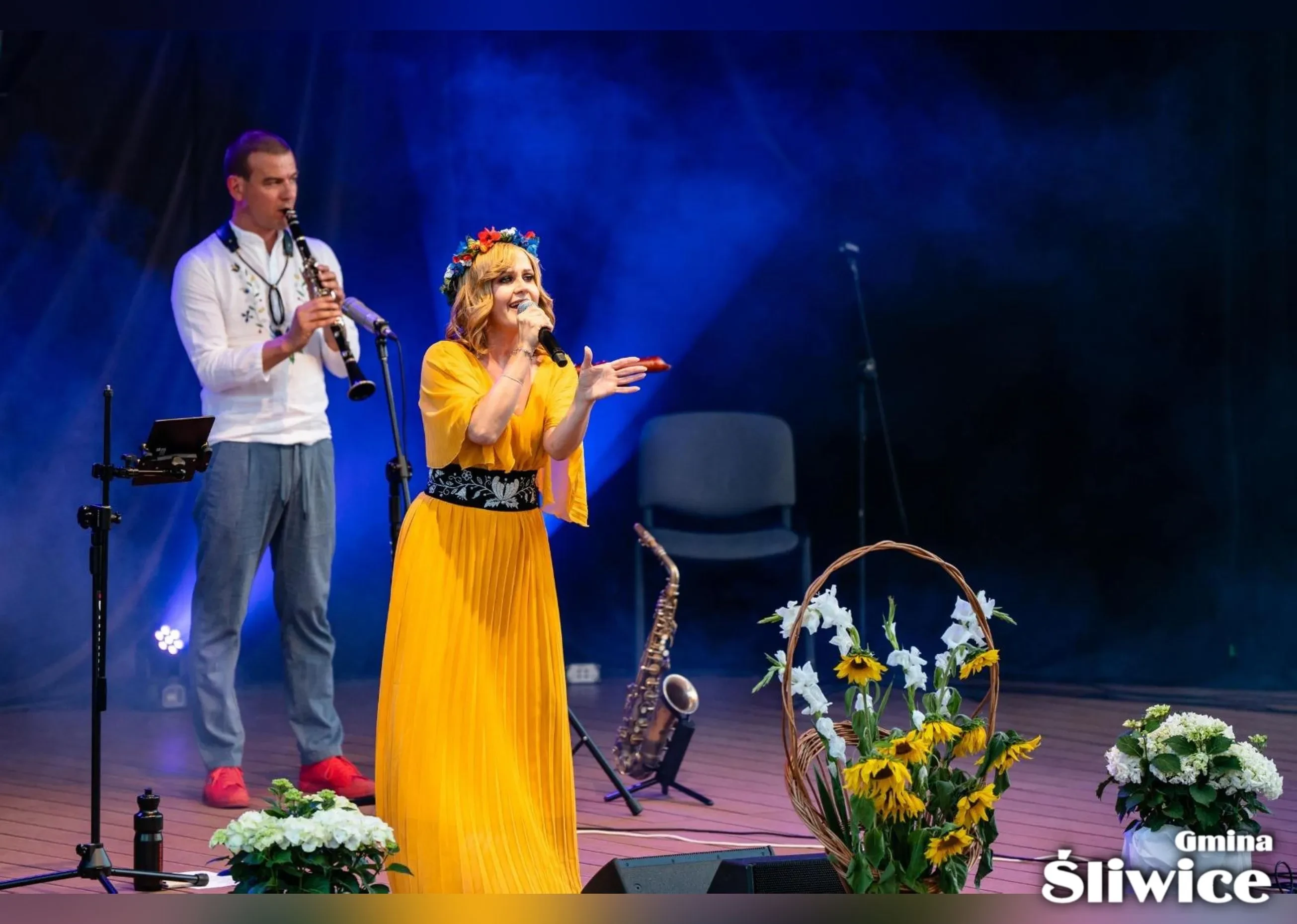 weronika korhals, w tle mężczyzna gra na instrumencie