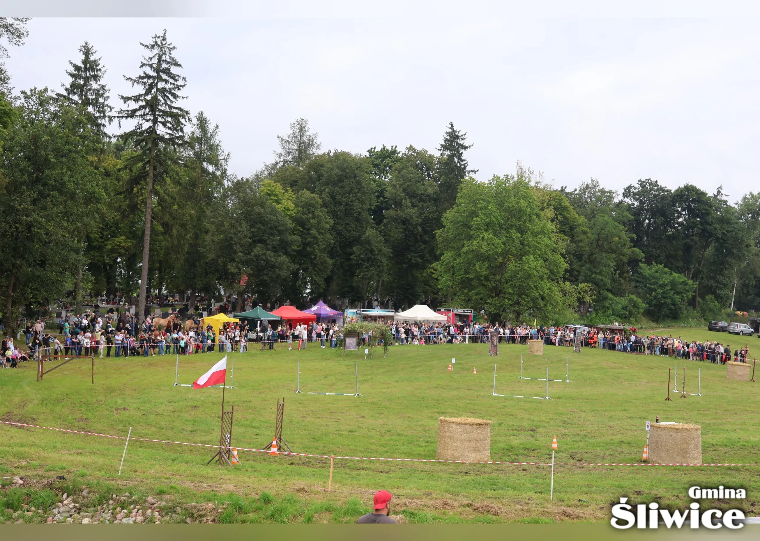 zdjęcie placu z daleka