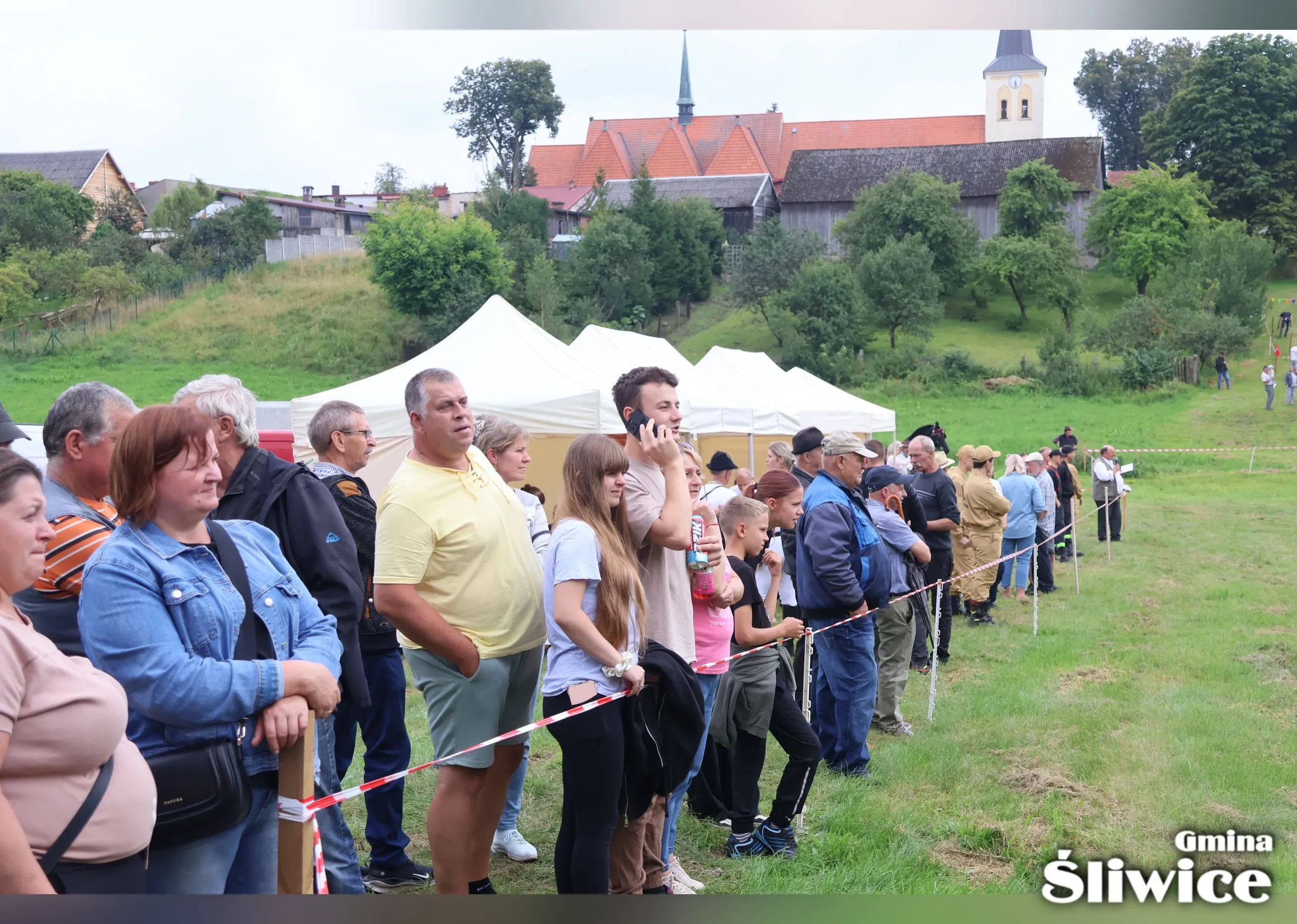 zebrani na placu, w tle kościół