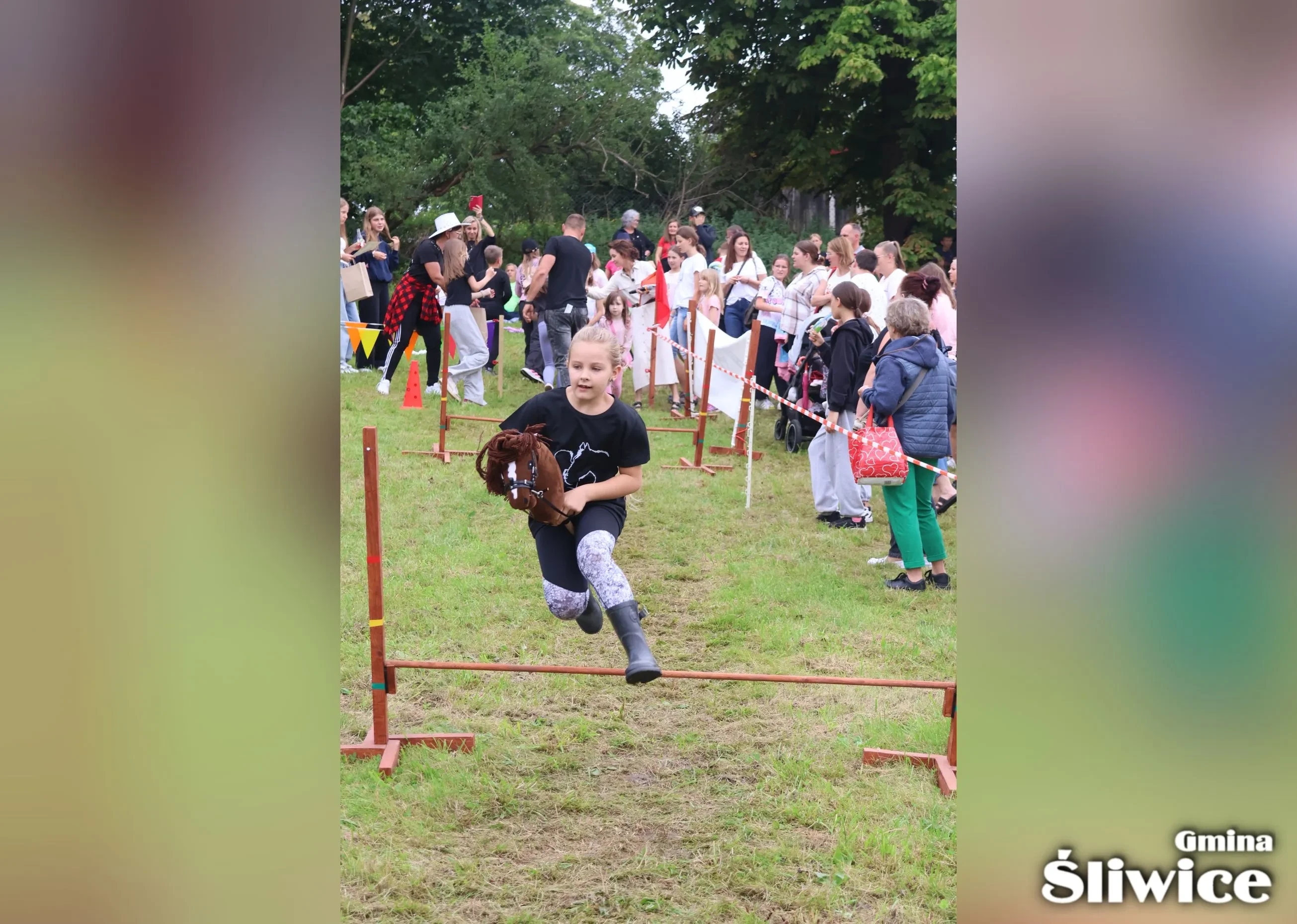 dziewczynka przeskakuje nad przeszkodą podczas konkursu hobby horse