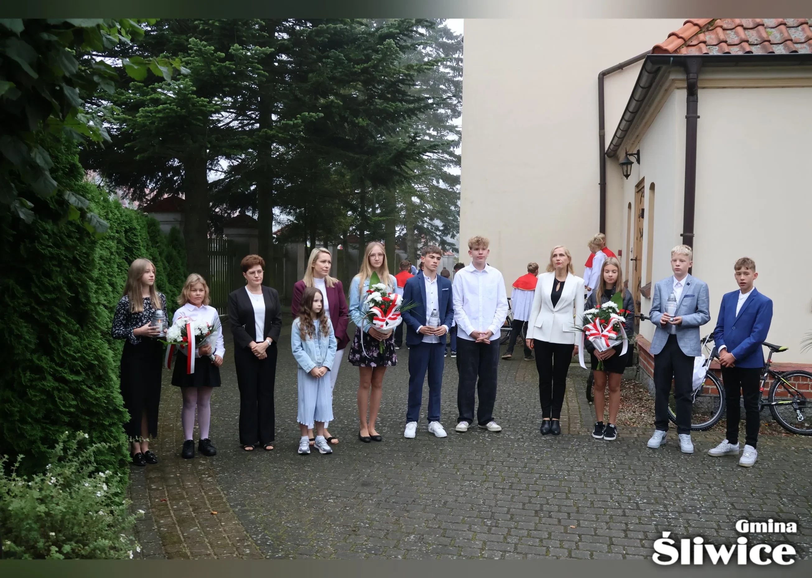 zebrani przy kościele