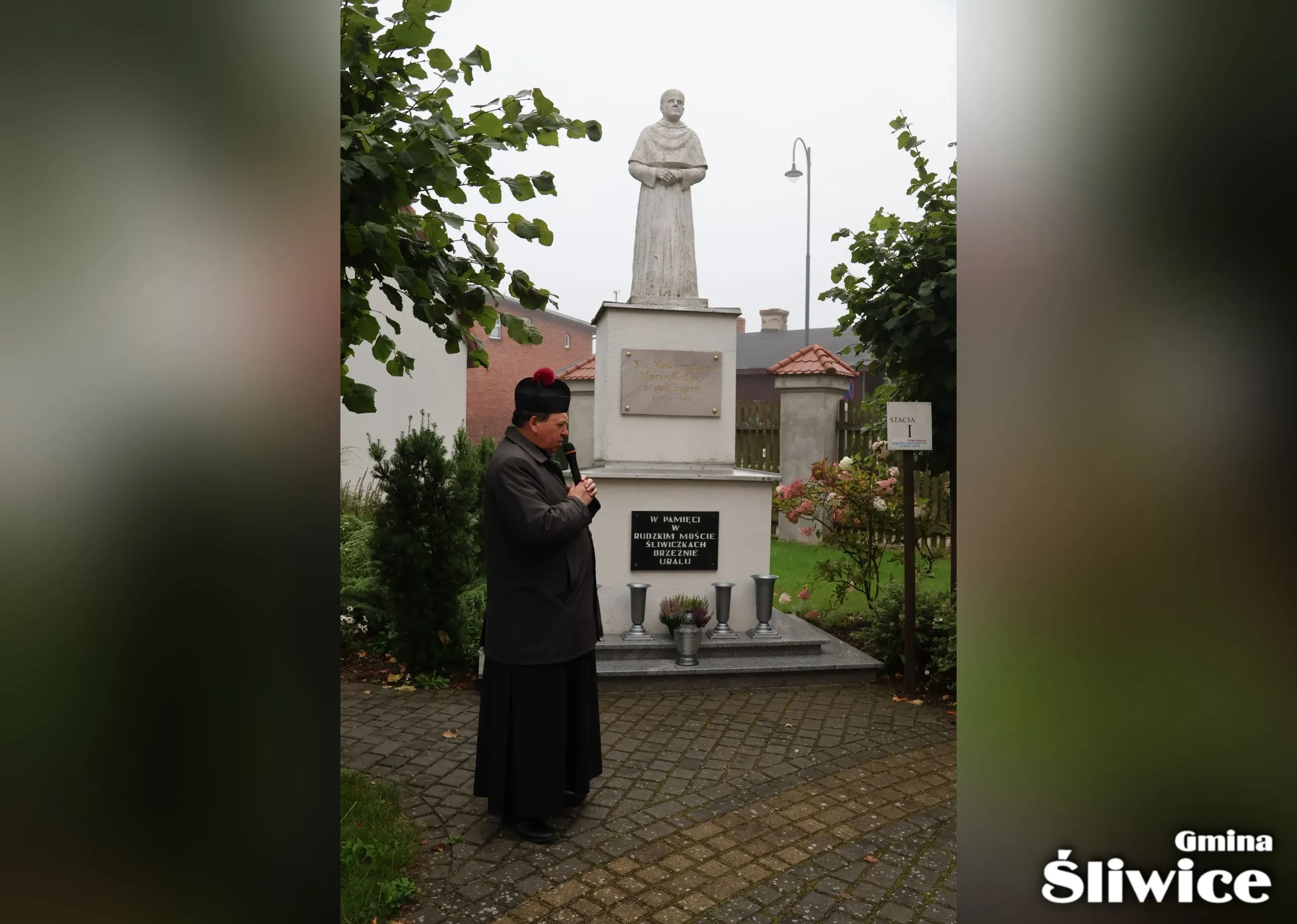 proboszcz stoi przy pomniku