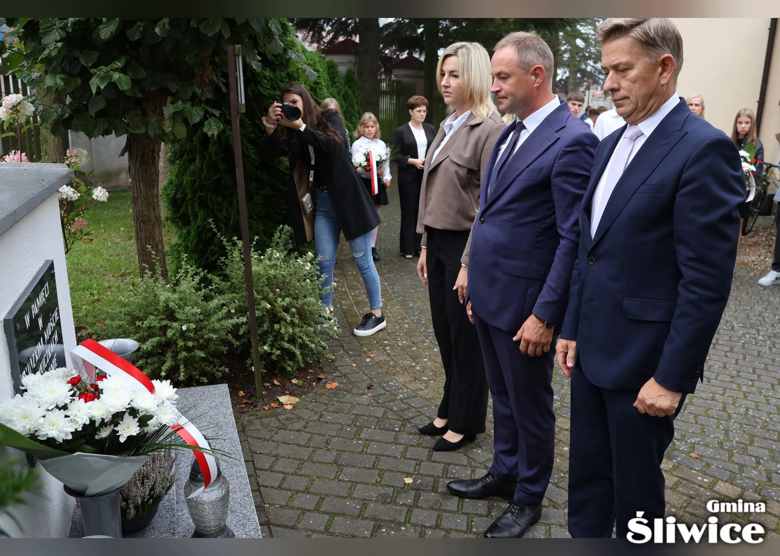 reprezentacja urzędu stoi na baczność przy pomniku