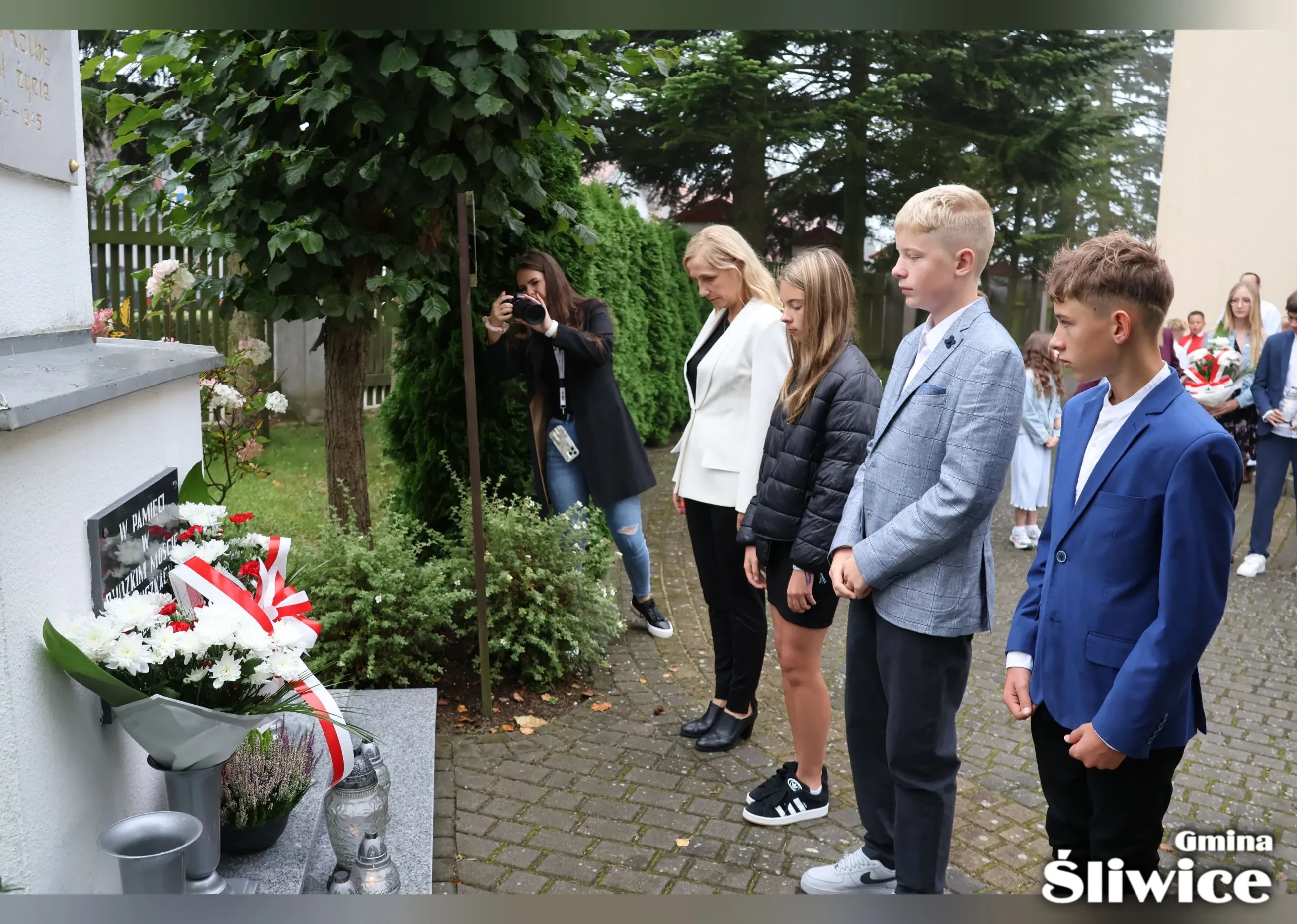 reprezentacja szkoły podstawowej w śliwicach stoi przy pomniku
