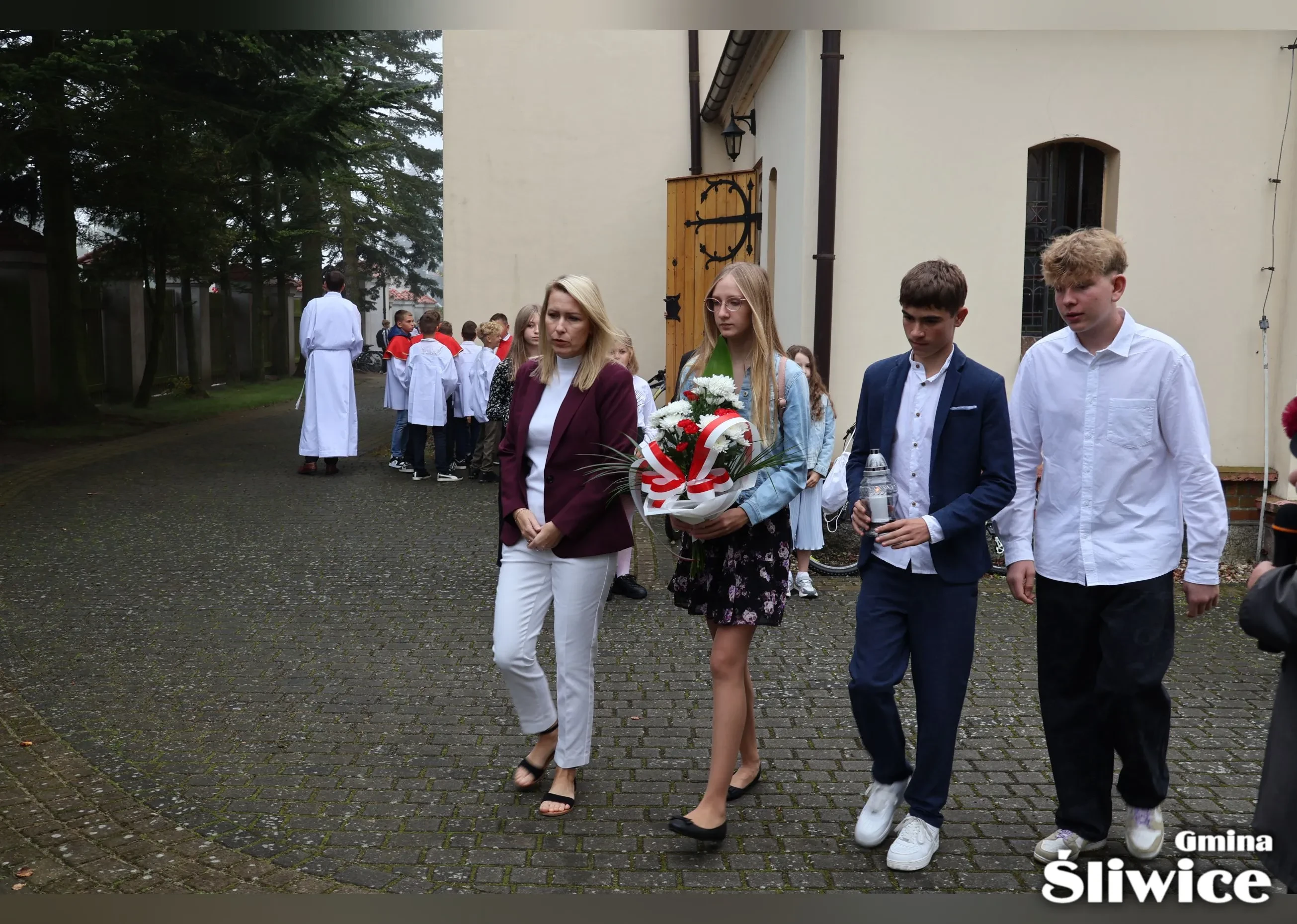 reprezentacja szkoły podstawowej w śliwiczkach idzie w stronę pomnika