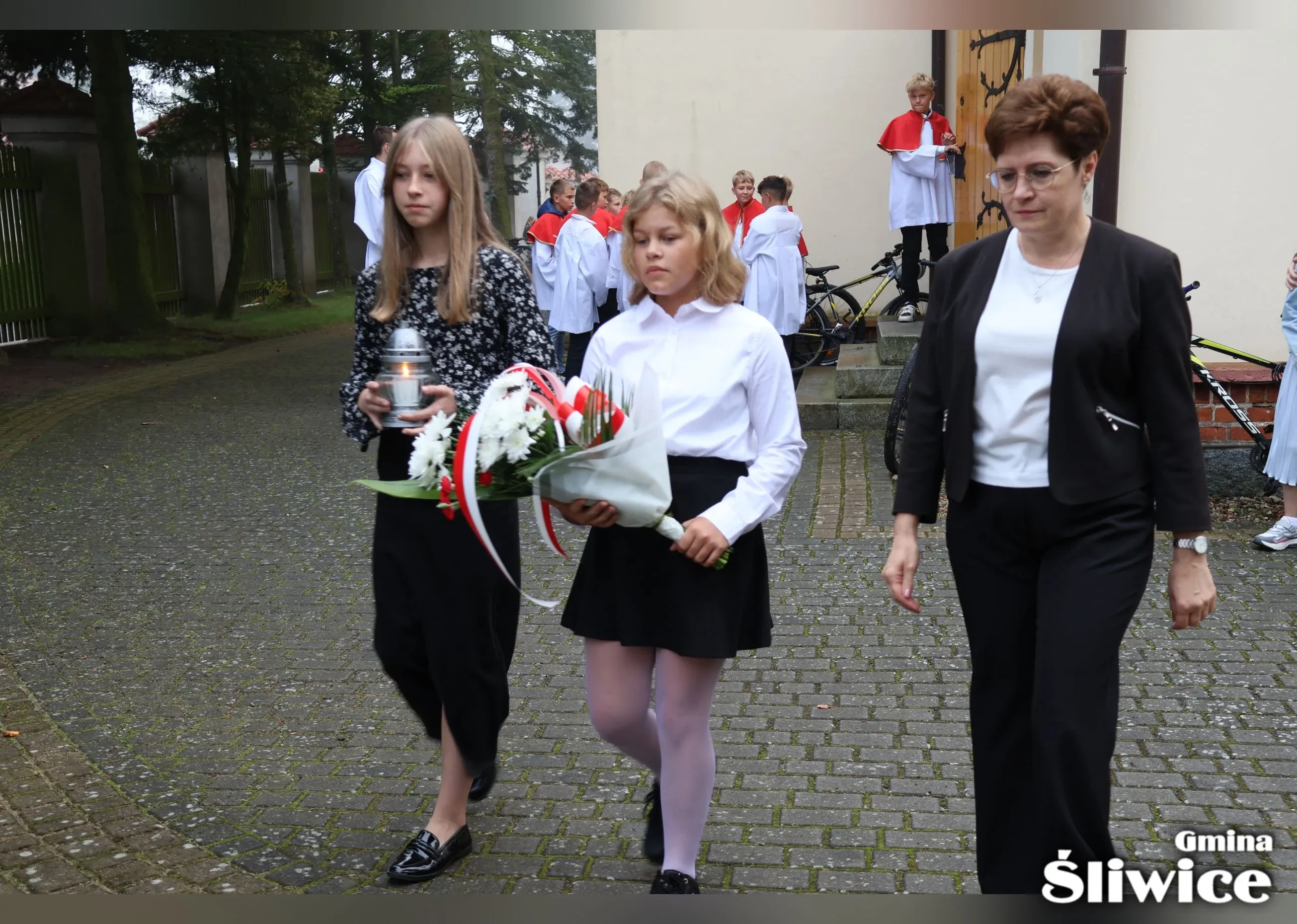 reprezentacja szkoły podstawowej w lińsku idzie w stronę pomnika