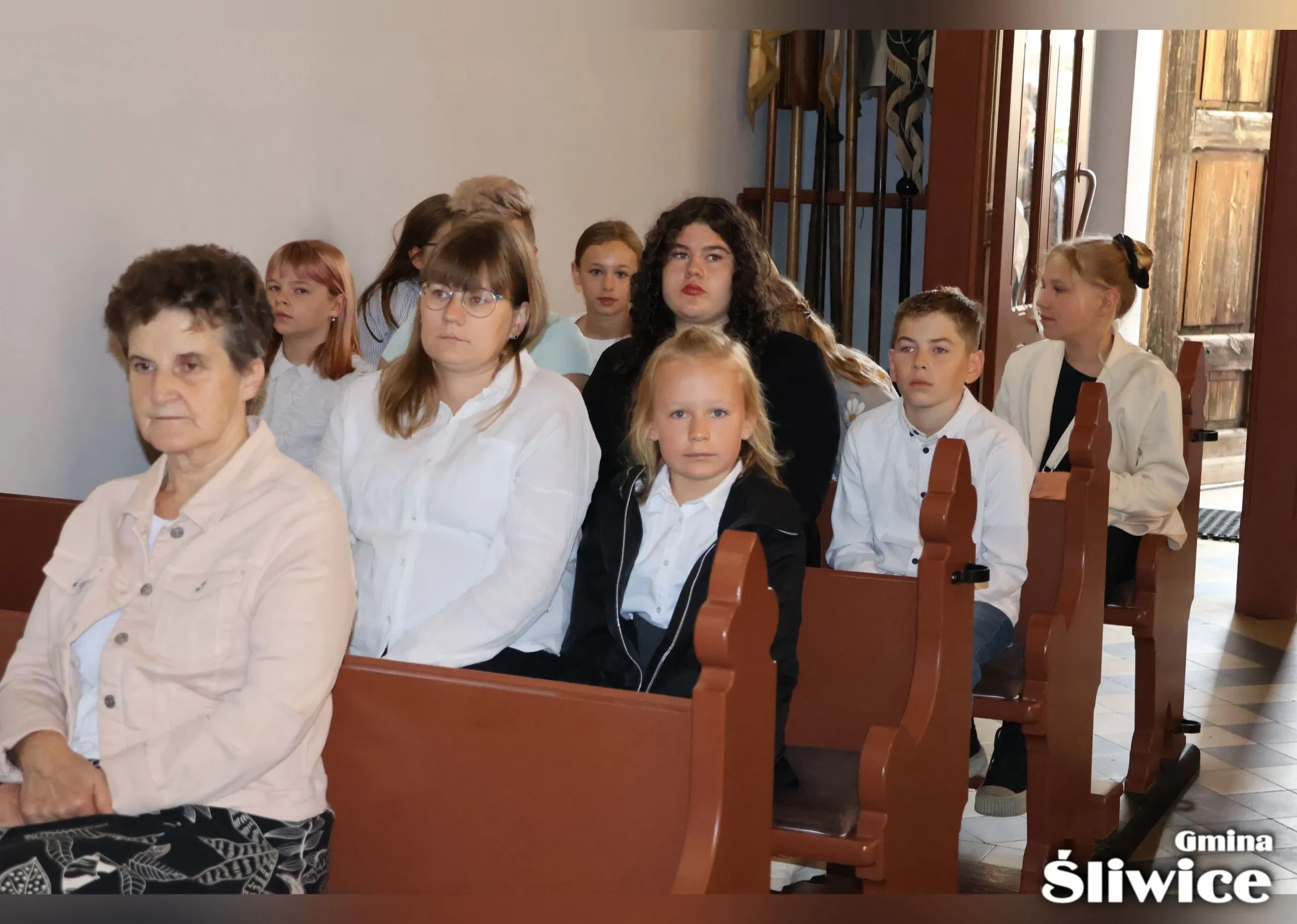 uczniowie szkół w ławkach