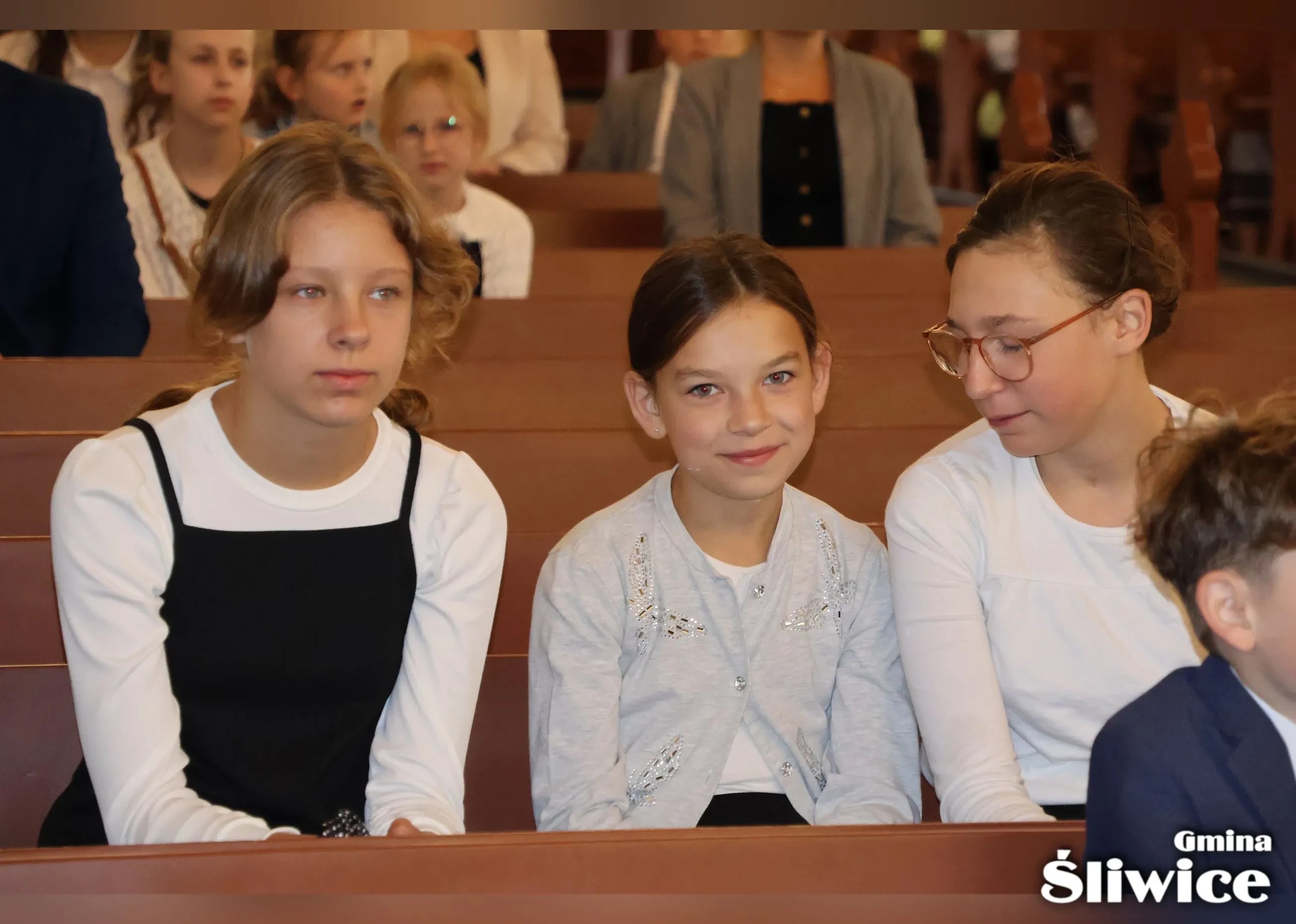 3 dziewczynki obok siebie