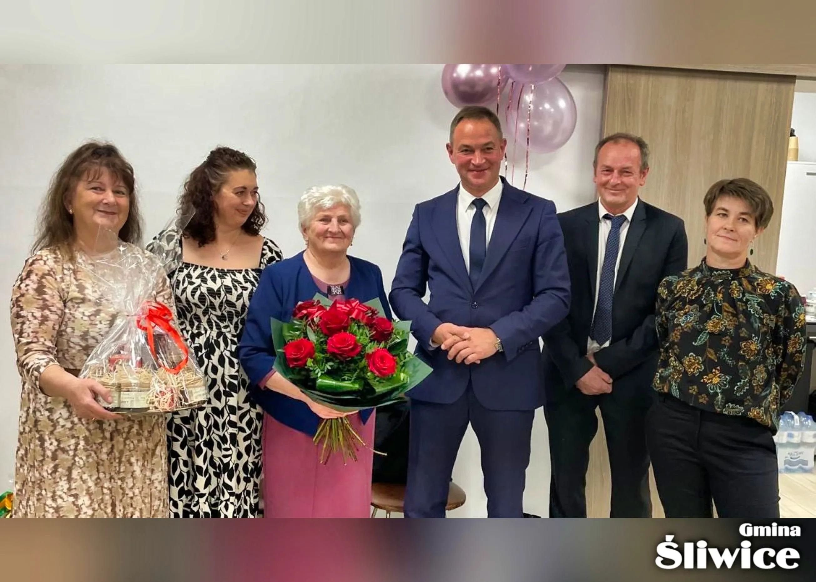 janina andrearczyk z wójtem i zebranymi