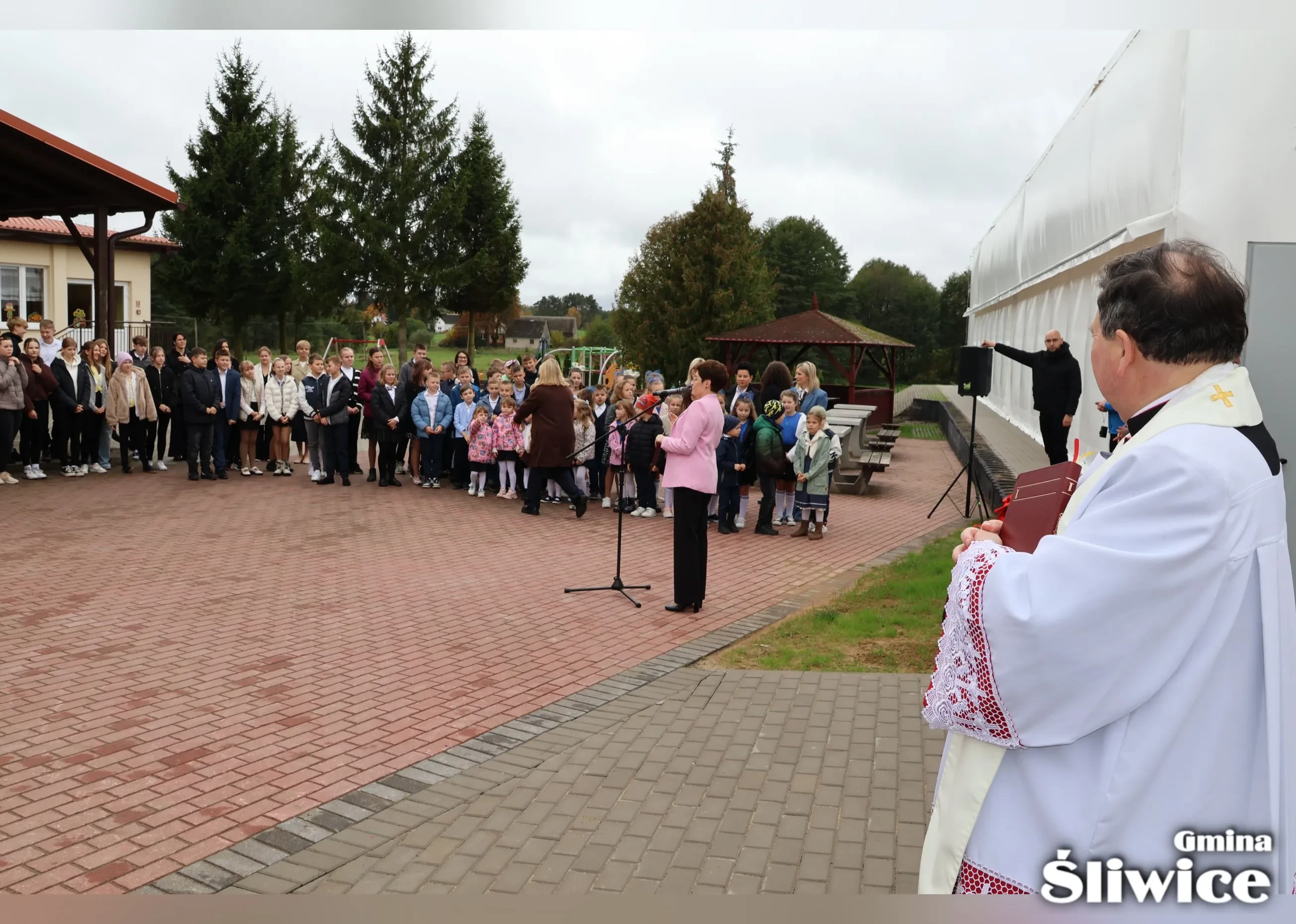 dyrektor sp lińsk mówi do mikrofonu