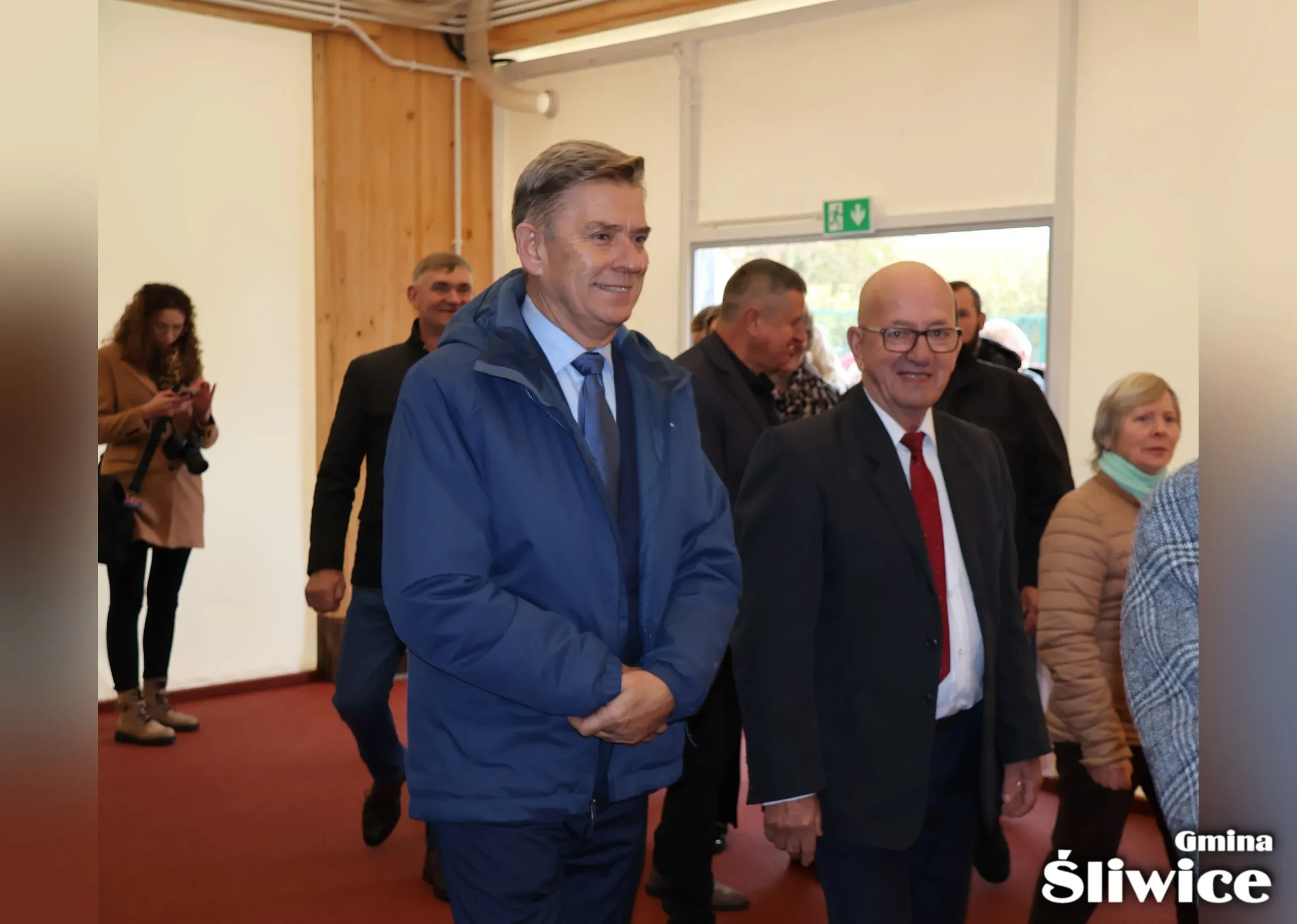 sekretarz z radnym wchodzą do sali