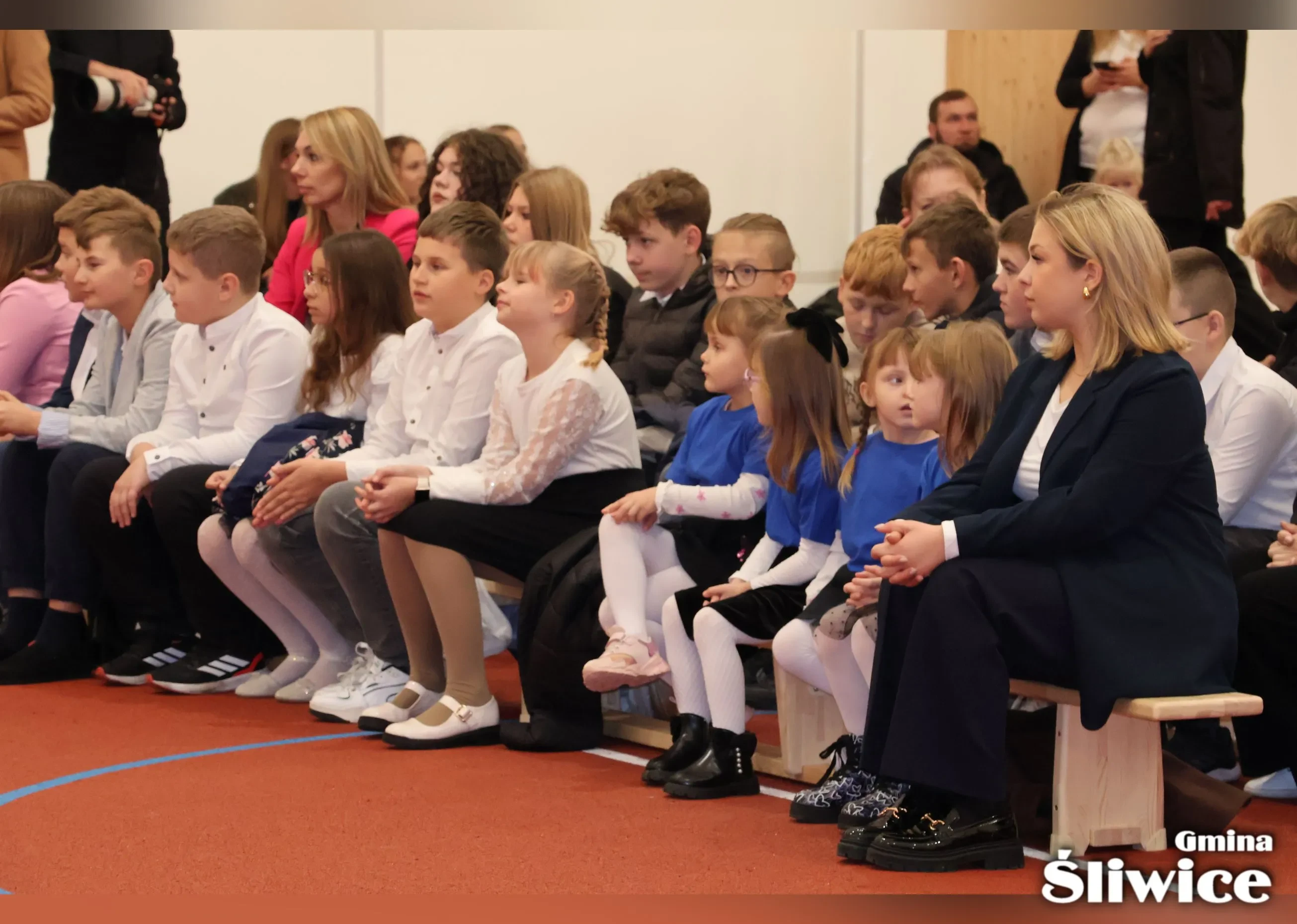 uczniowie i opiekunowie siedzą