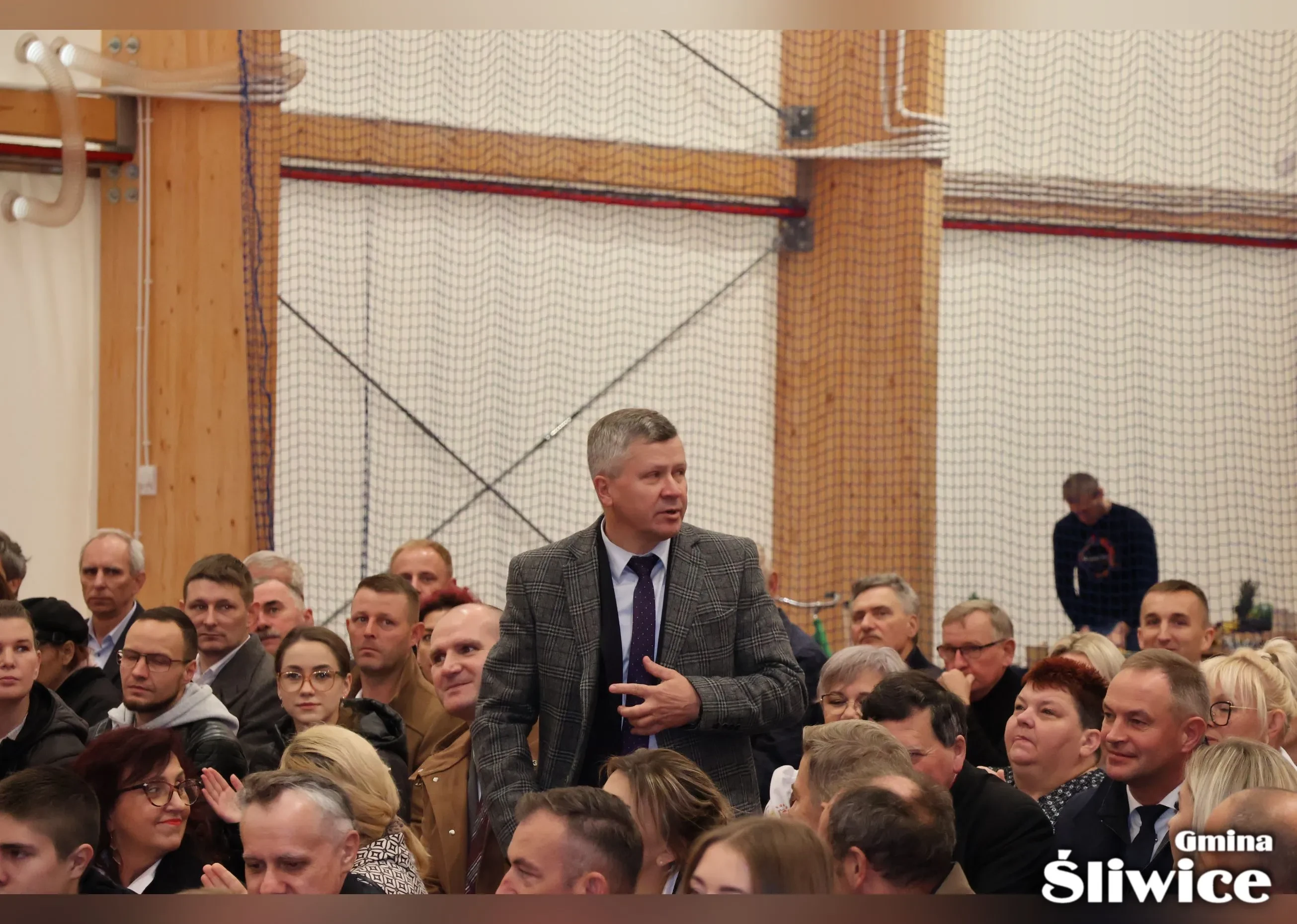 wójt gminy cekcyn wita się z zebranymi