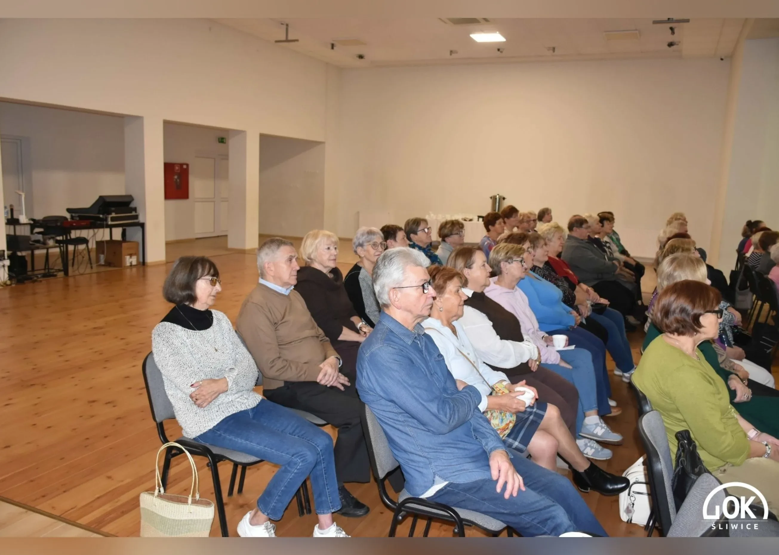 seniorzy siedzą w ostatnim rzędzie