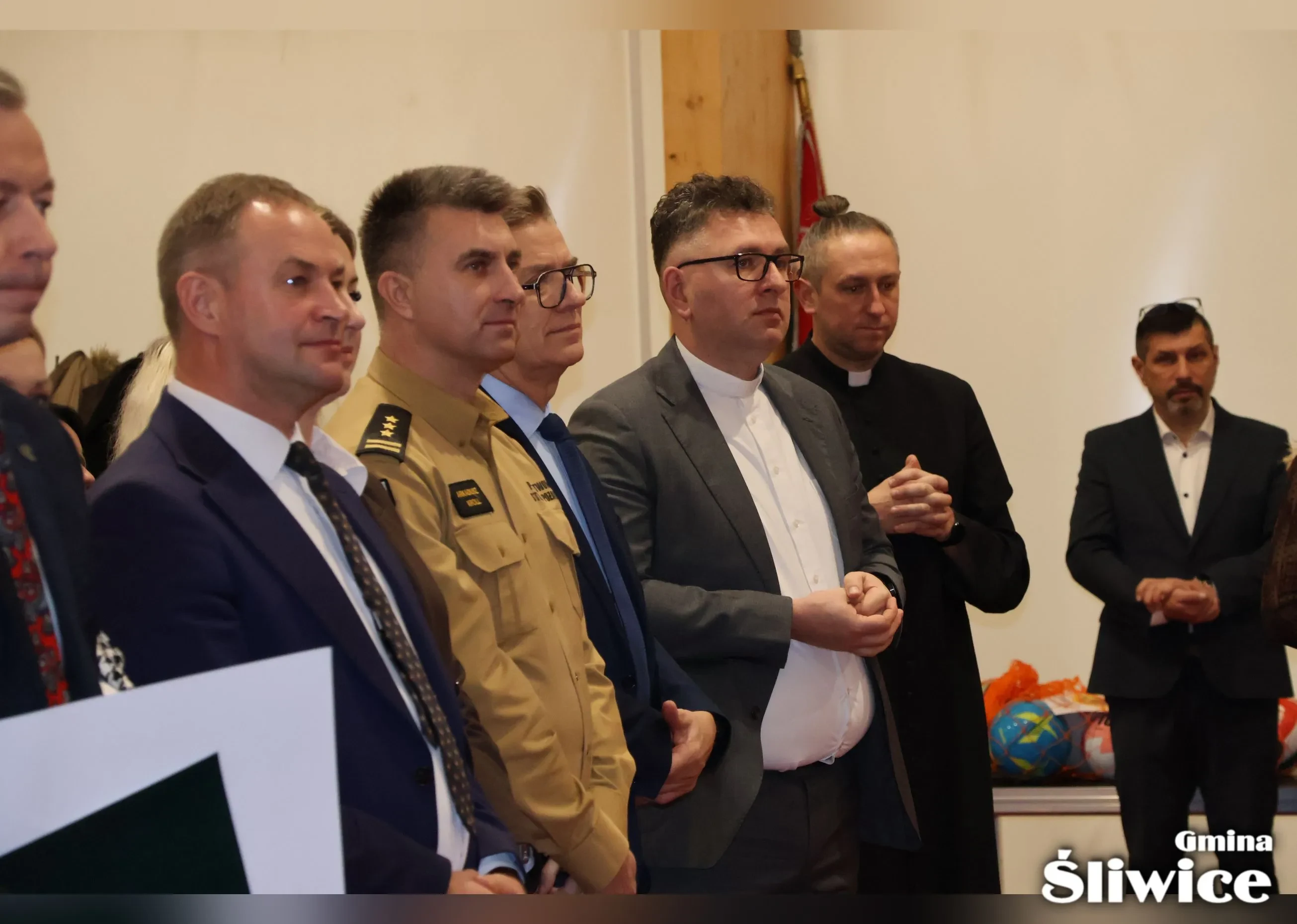 zebrani w pierwszym rzędzie