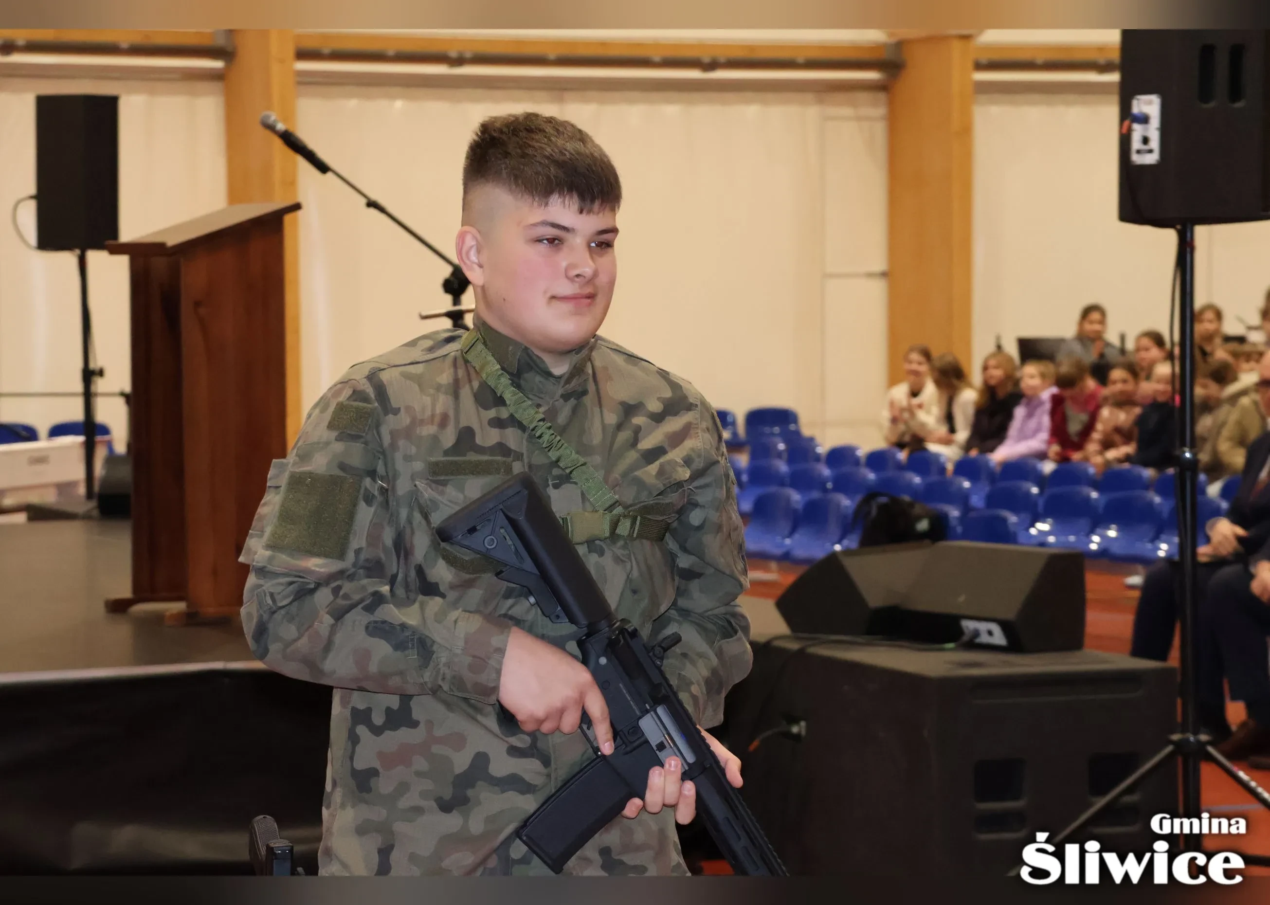 uczeń sp śliwice przebrany w strój wojskowy