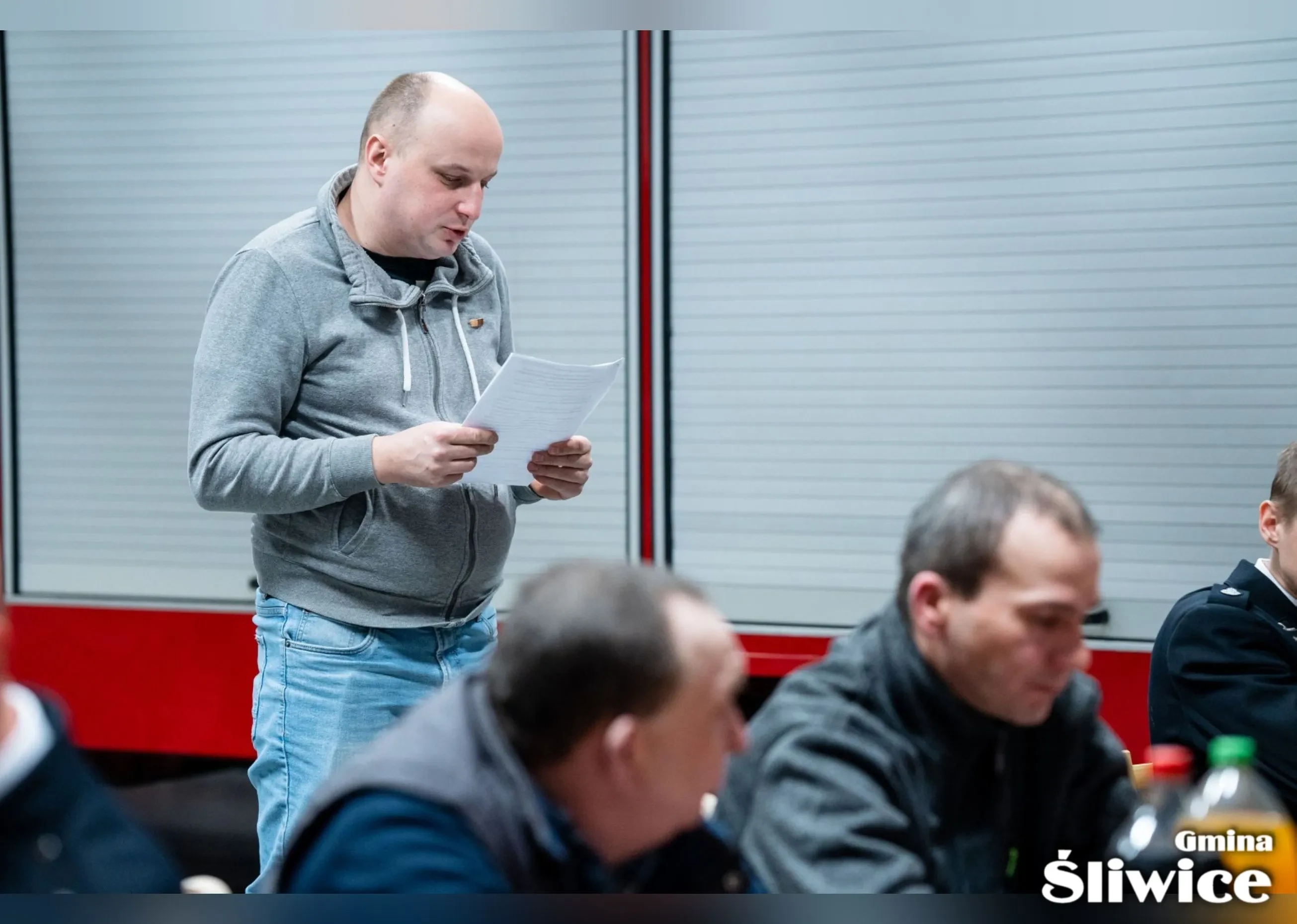 mężczyzna czyta z kartki