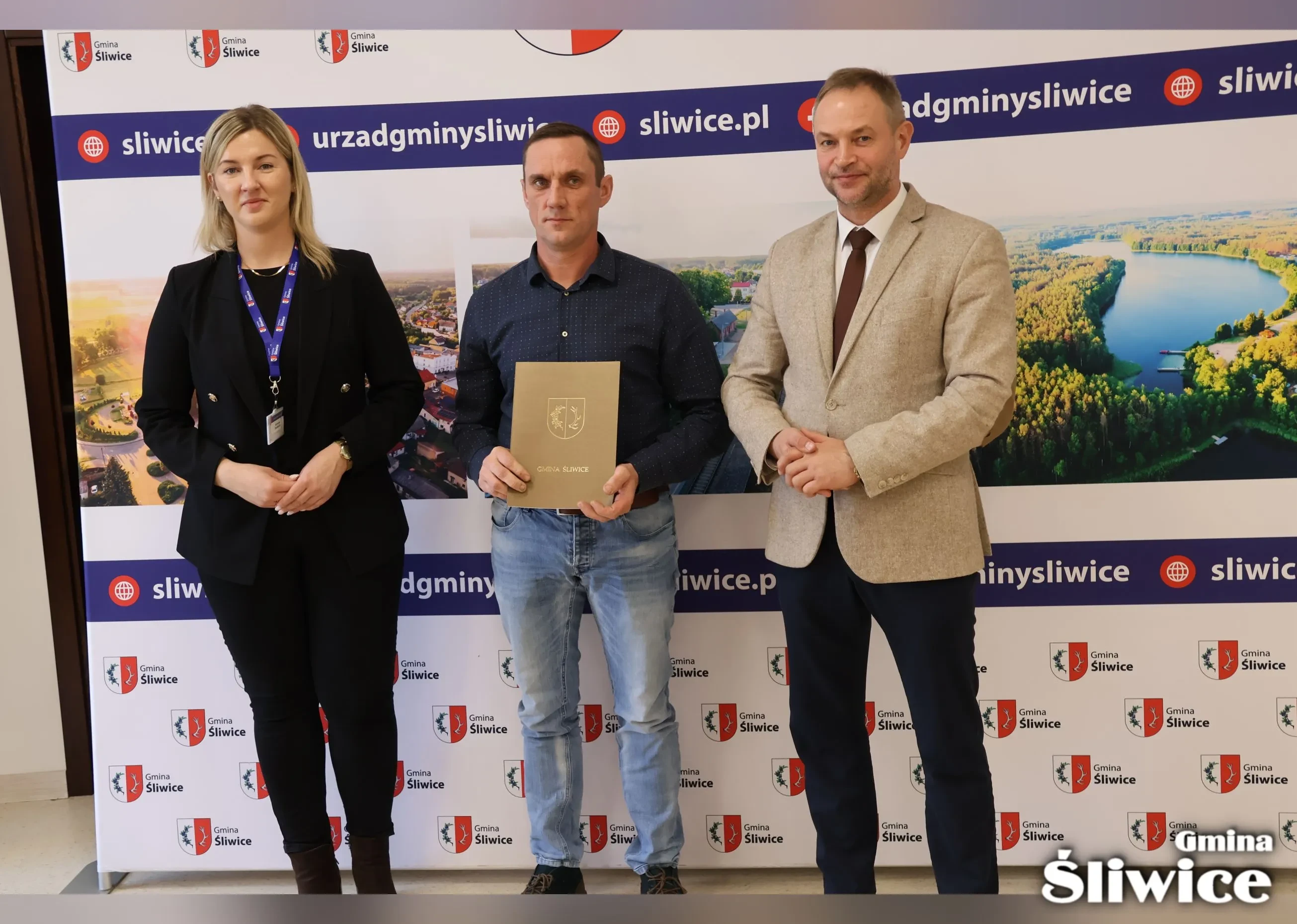 wójt, wicewójt i przedstawiciel stowarzyszenia daniel procek
