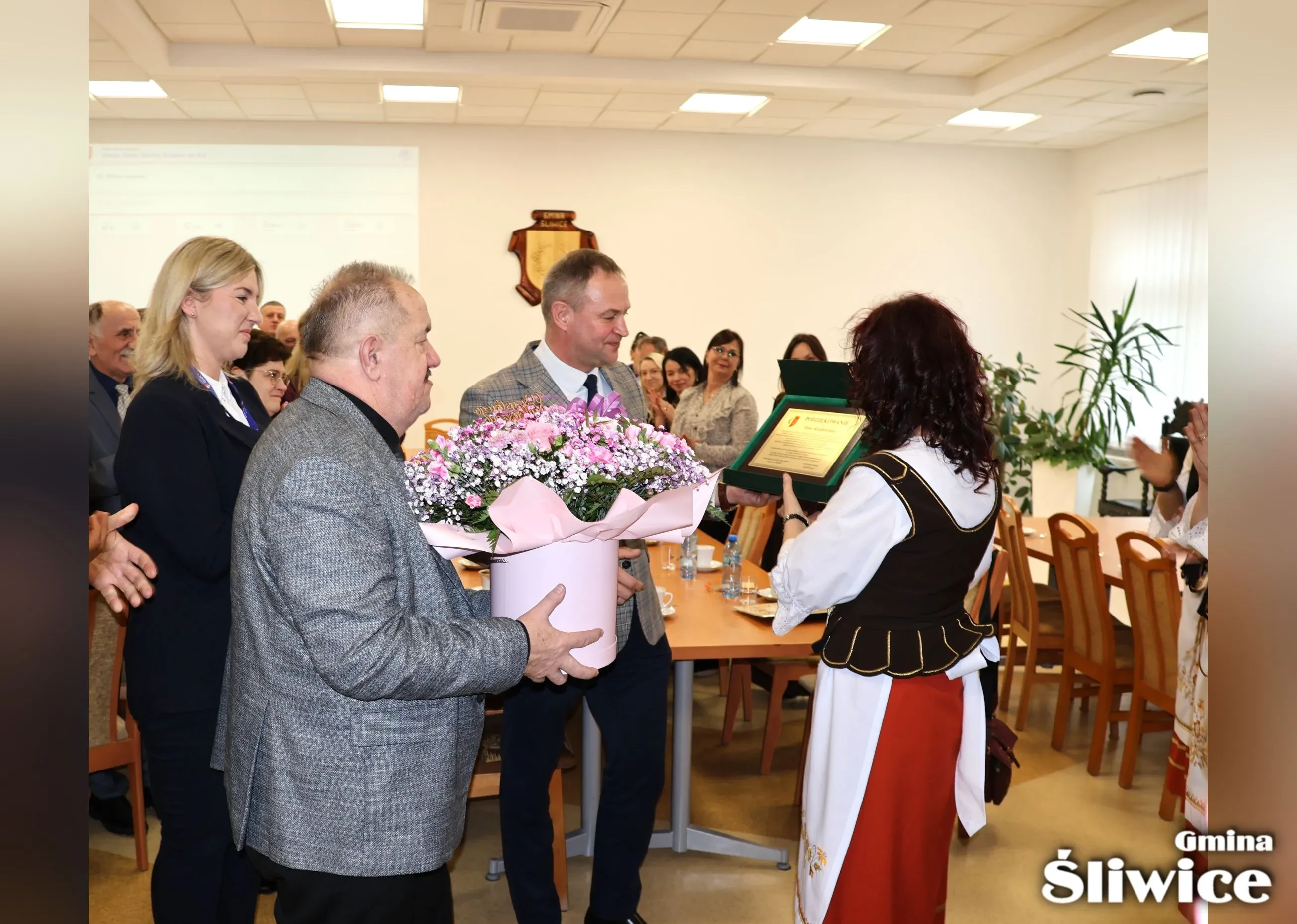 przekazanie kwiatów i podziękowania