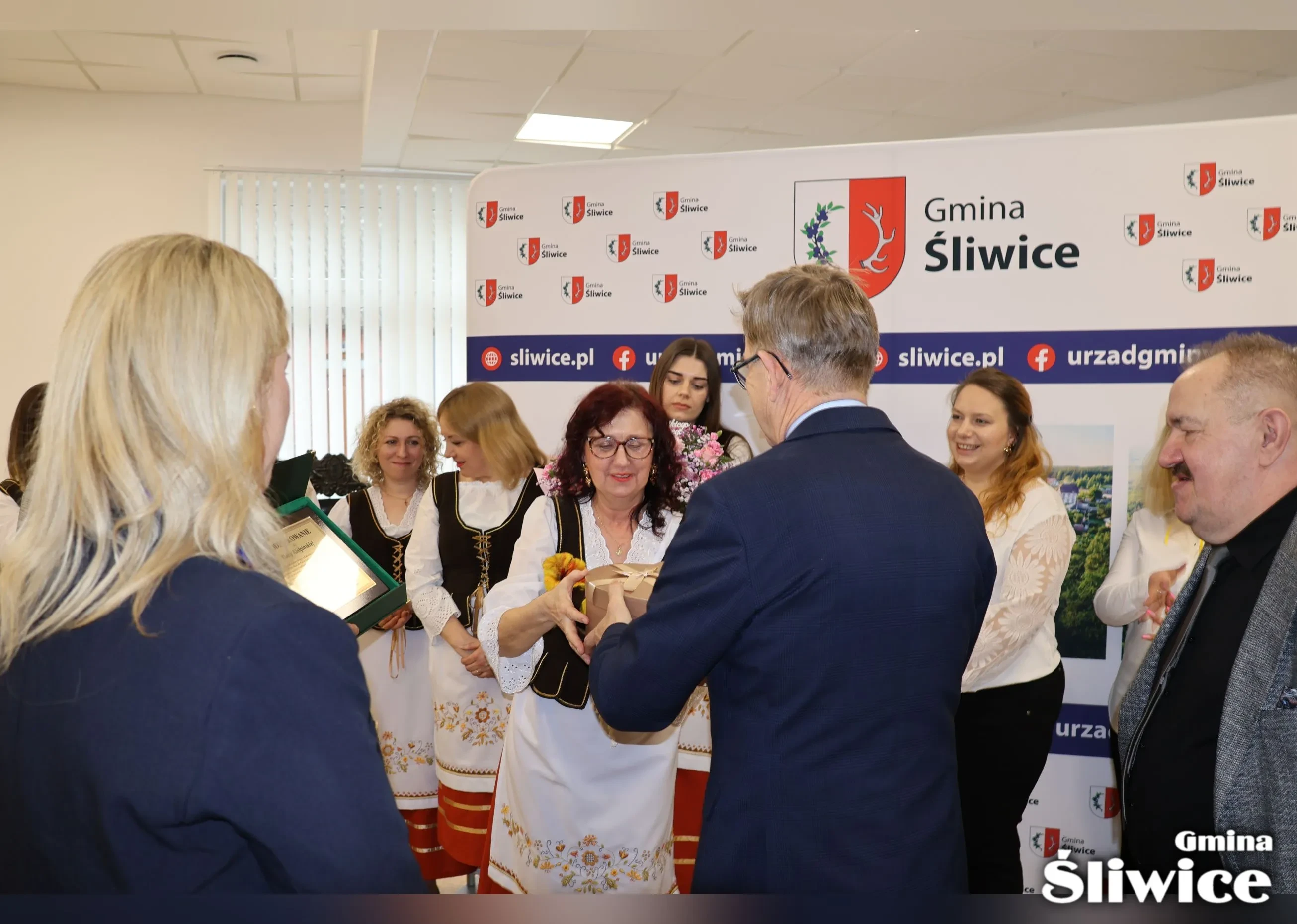 prezent z rąk sekretarza