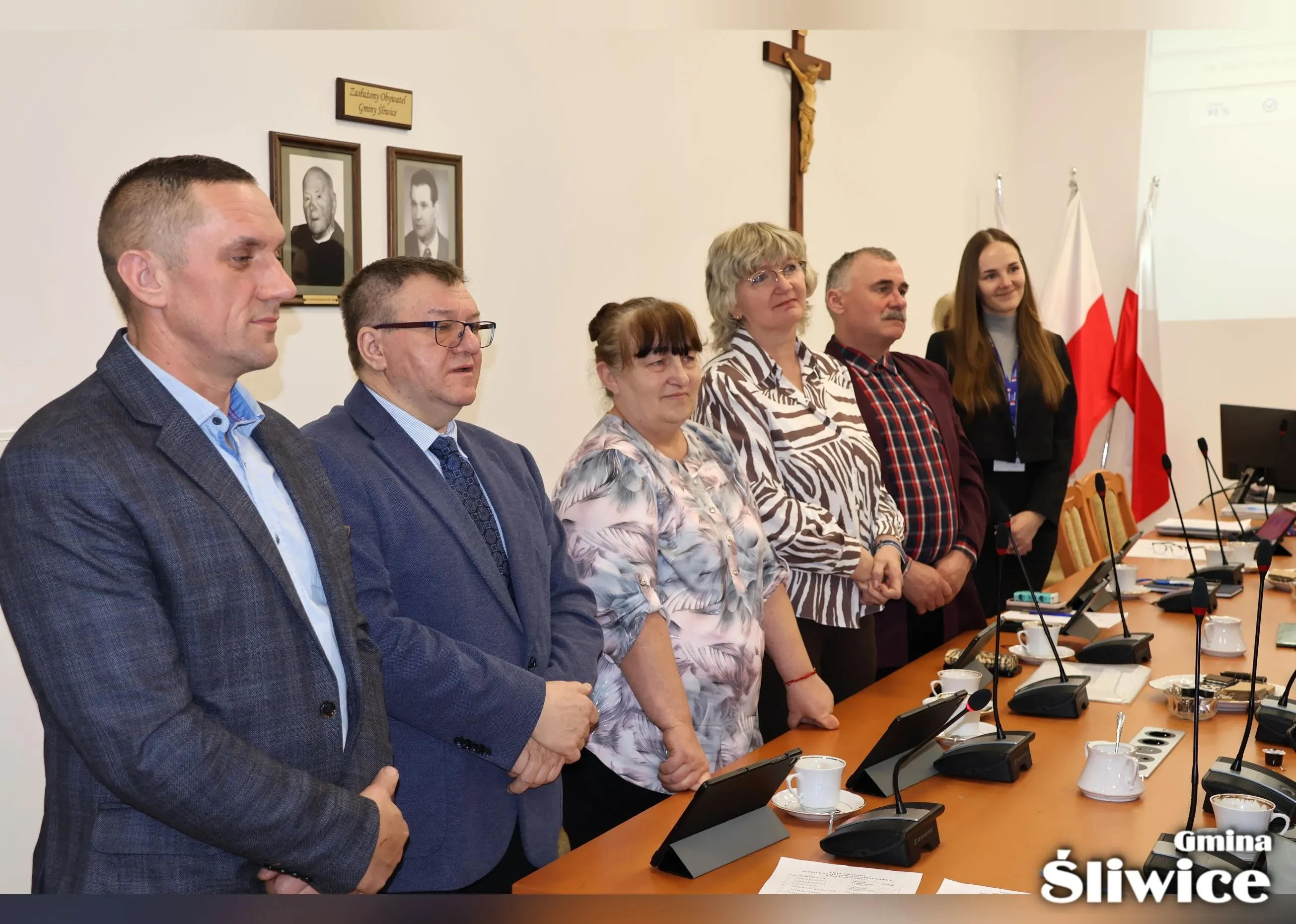 zebrani radni na sali uśmiechnięci