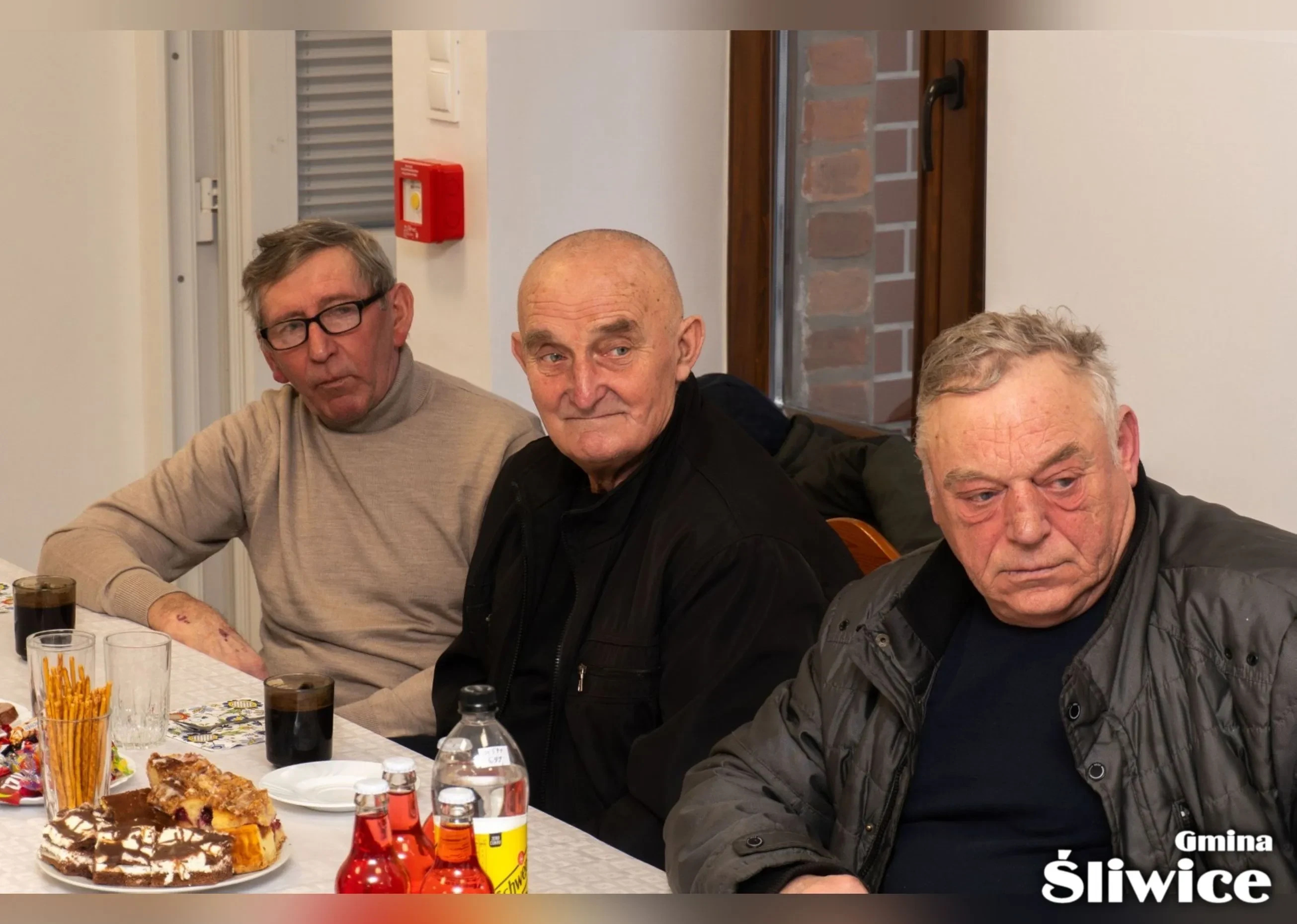 mężczyźni słuchają przemówień