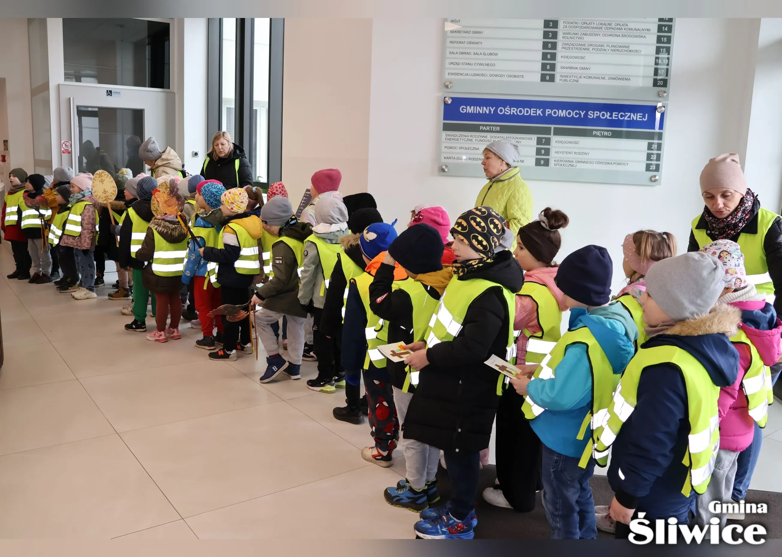 dzieci i opiekunowie śpiewają