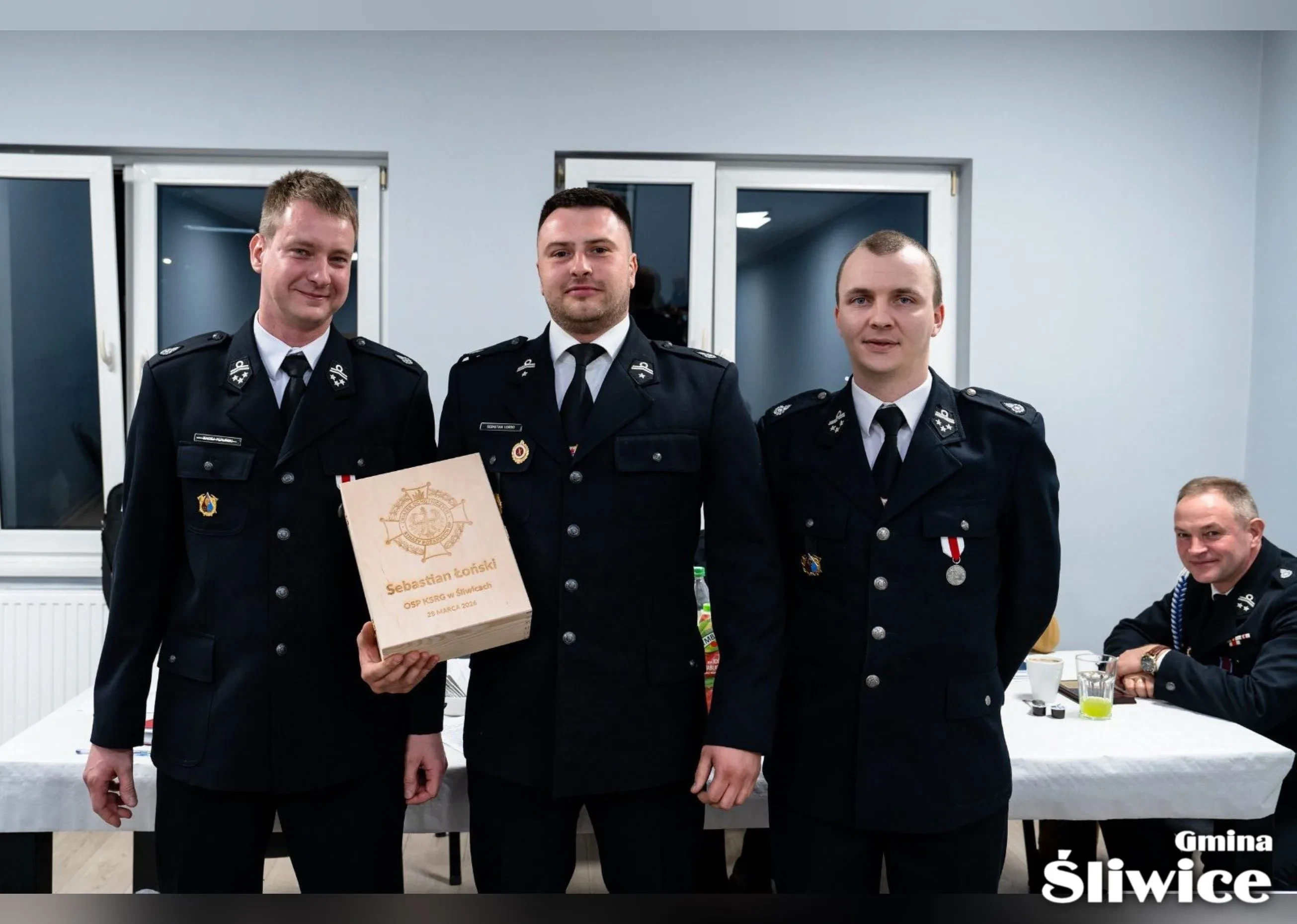 sebastian łoński pozuje do zdjęcia z podziękowaniem