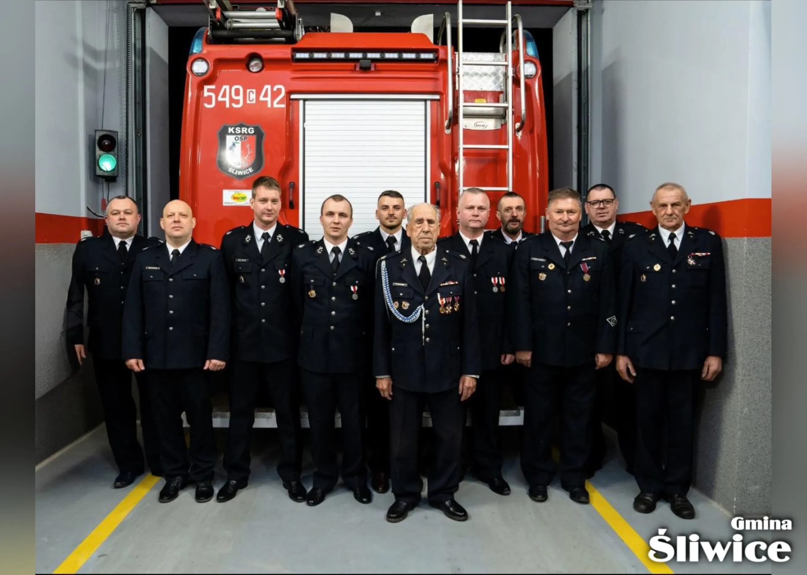 zebrani druhowie pozują do zdjęcia