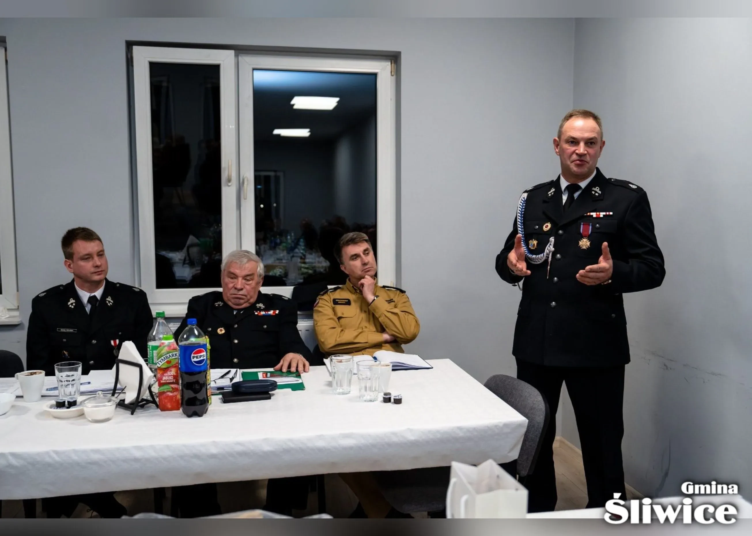 wójt przemawia do zebranych na sali