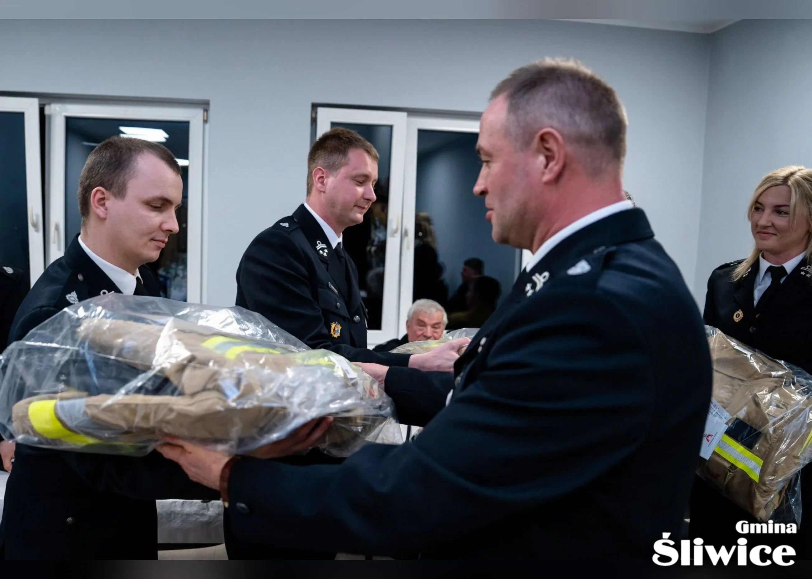 wójt przekazuje strój strażacki