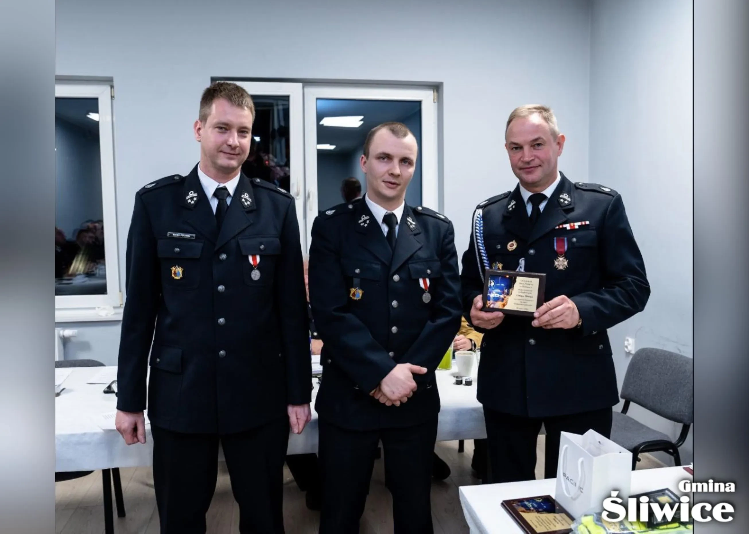 wójt trzyma podziękowanie