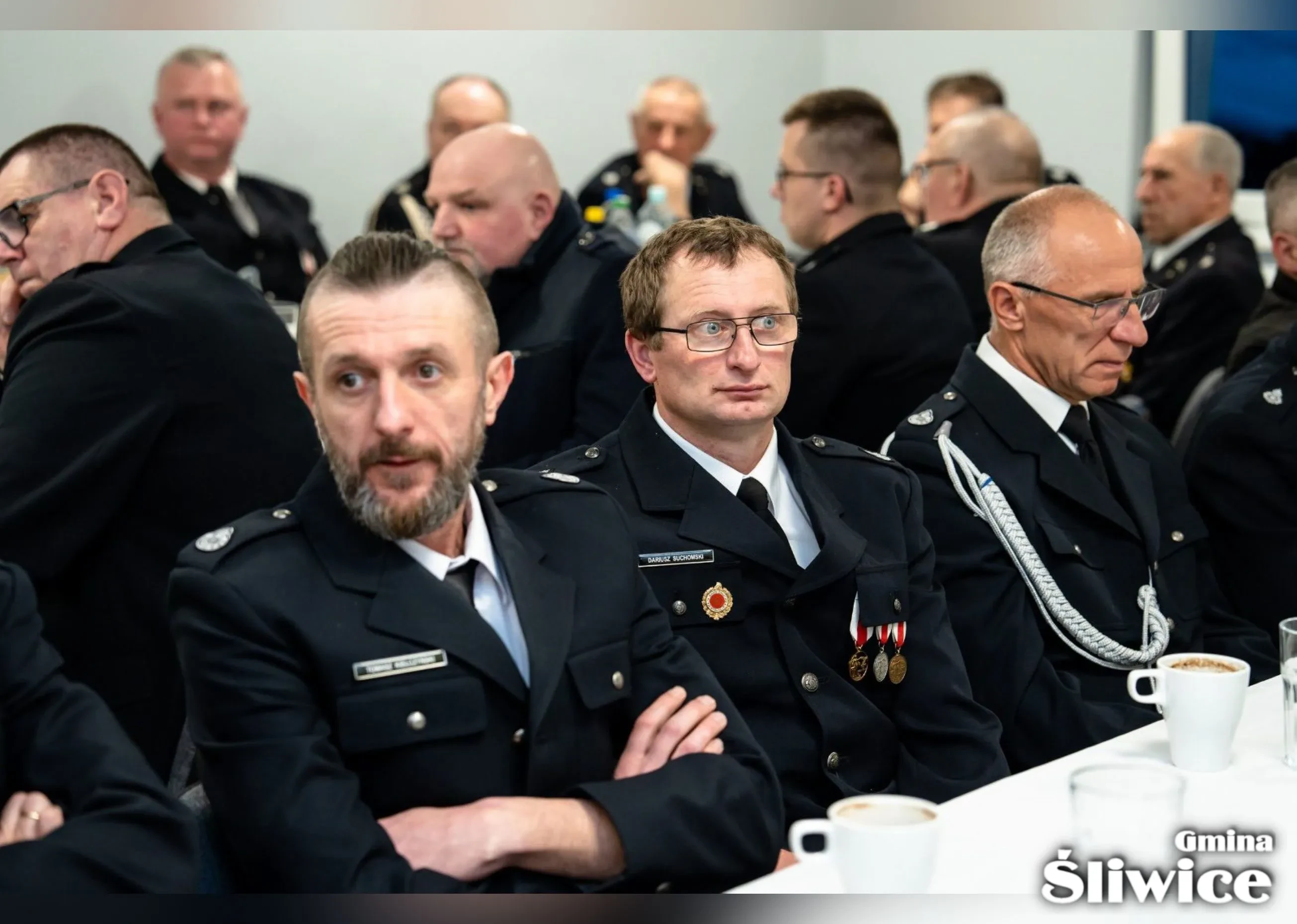 zebrani przy stołach